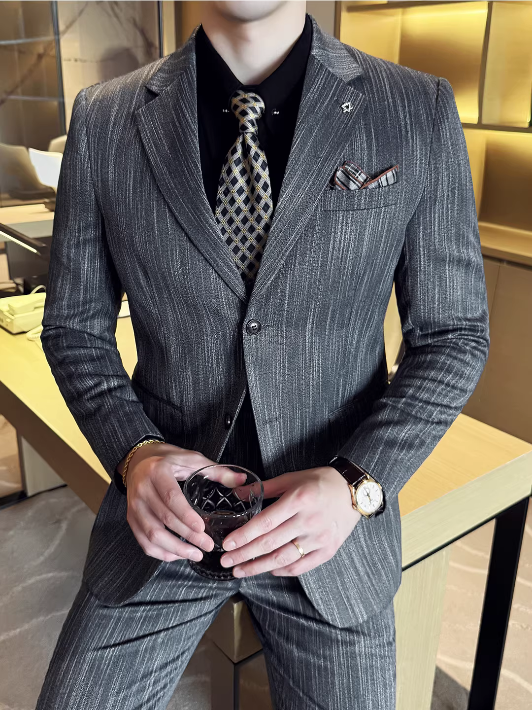 Bộ vest nam kẻ sọc kiểu dáng ôm body, chất liệu dễ chăm sóc, lịch lãm, sang trọng, bộ ba món.