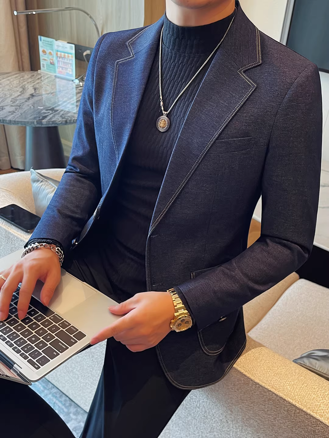 Áo blazer denim nam với thiết kế thêu lộ, thời trang cao cấp, phong cách, lịch lãm, dáng ôm, vest công sở thường ngày