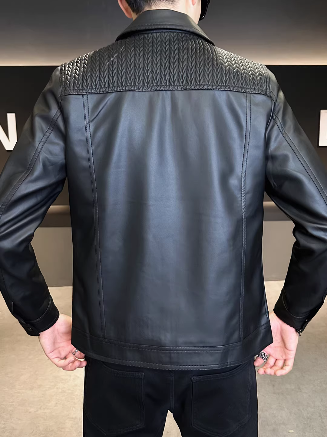 Áo khoác da nam thiết kế chắp vá, hai túi, kiểu dáng mới thời trang thu đông, ôm dáng, cổ trụ, ngắn.