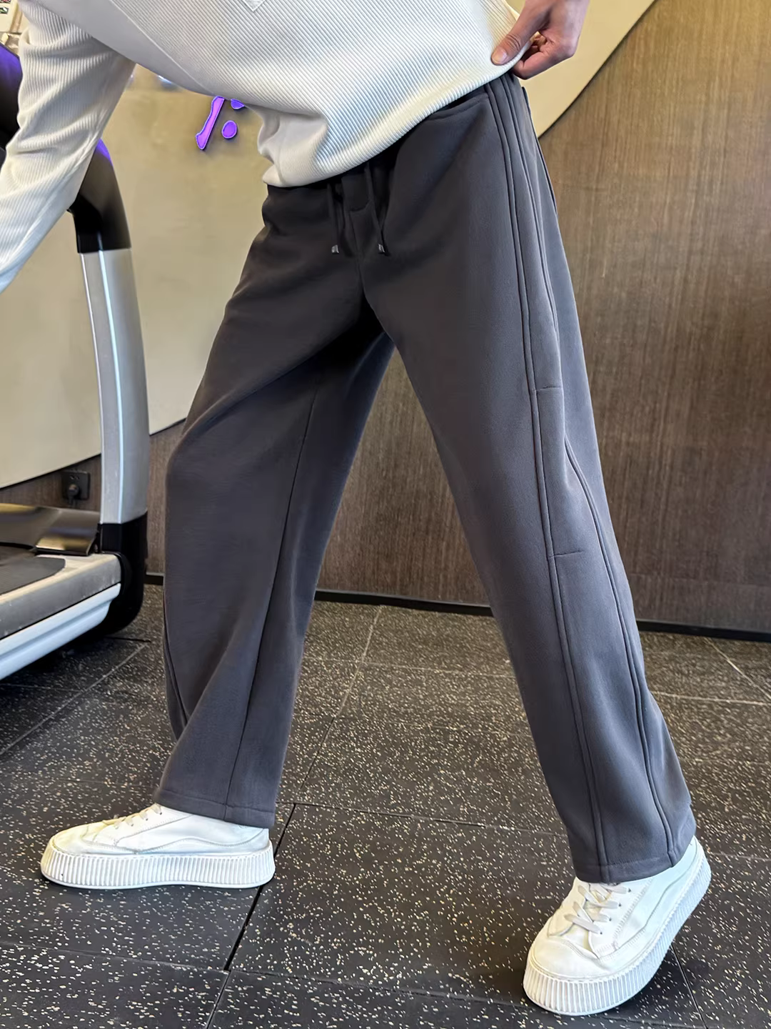 Quần dài nam lót lông cừu, mùa thu đông 2025, kiểu mới dày dặn, quần thể thao rộng rãi đa năng, quần dáng ôm nam.