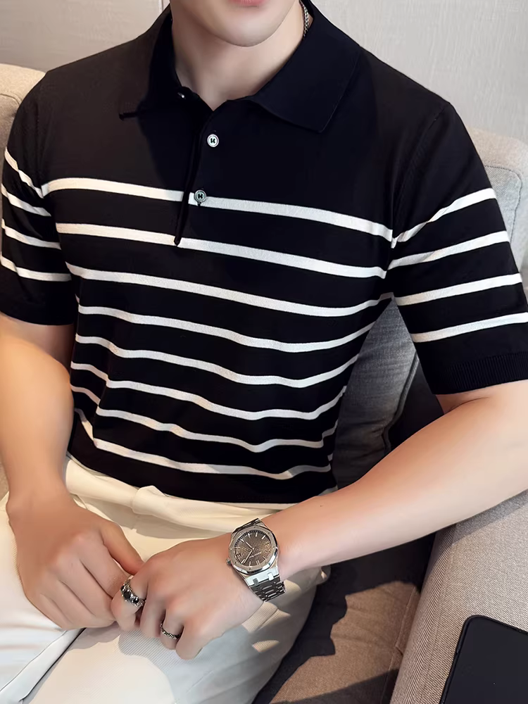 Áo thun nam dệt kim phối màu sọc, cổ trụ, tay ngắn, kiểu mới hè 2025, chất liệu lụa đá cao cấp, phong cách công sở lịch lãm.