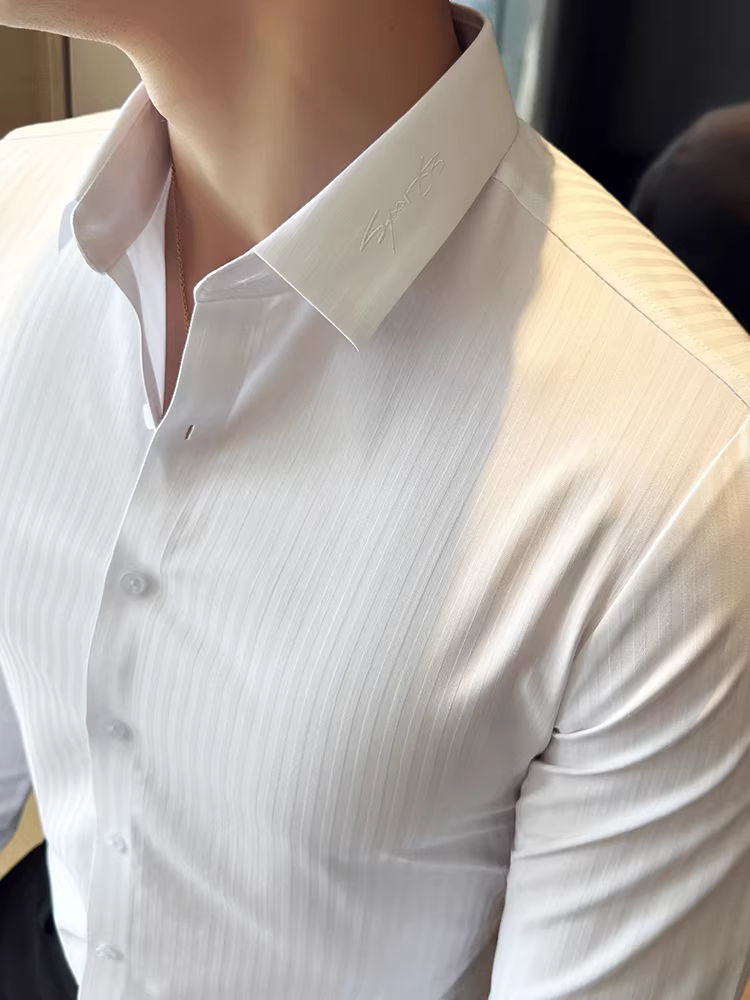 Áo sơ mi nam chất lượng cao, kẻ sọc tối màu, liền mạch, tay dài, kiểu dáng lịch sự, cổ áo thêu, áo cưới màu trắng cho chú rể