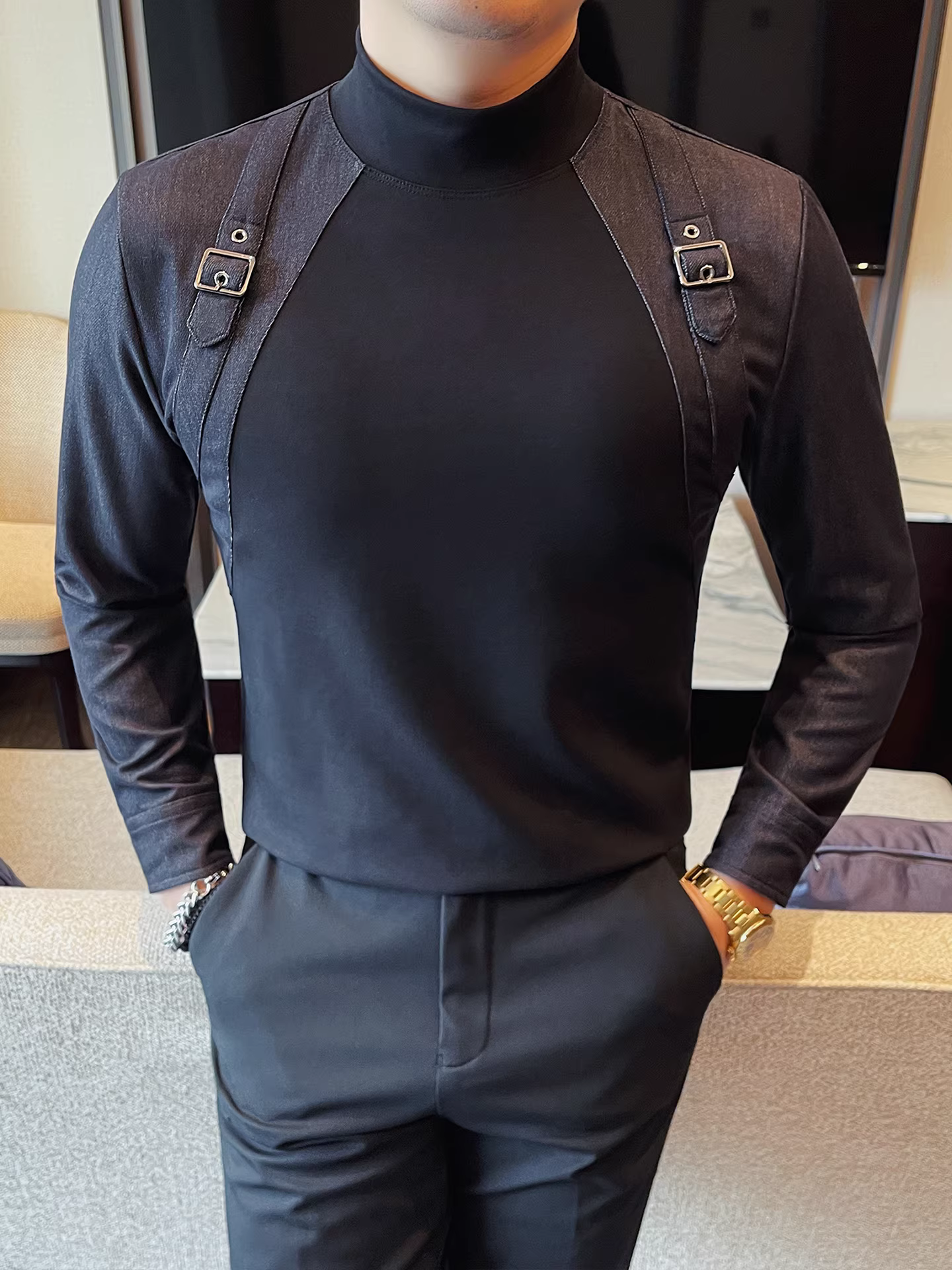 Áo thun nam tay dài cổ nửa cao, thiết kế độc đáo với họa tiết phối dây đeo, kiểu dáng ôm body thời trang, mùa thu đông 2025.