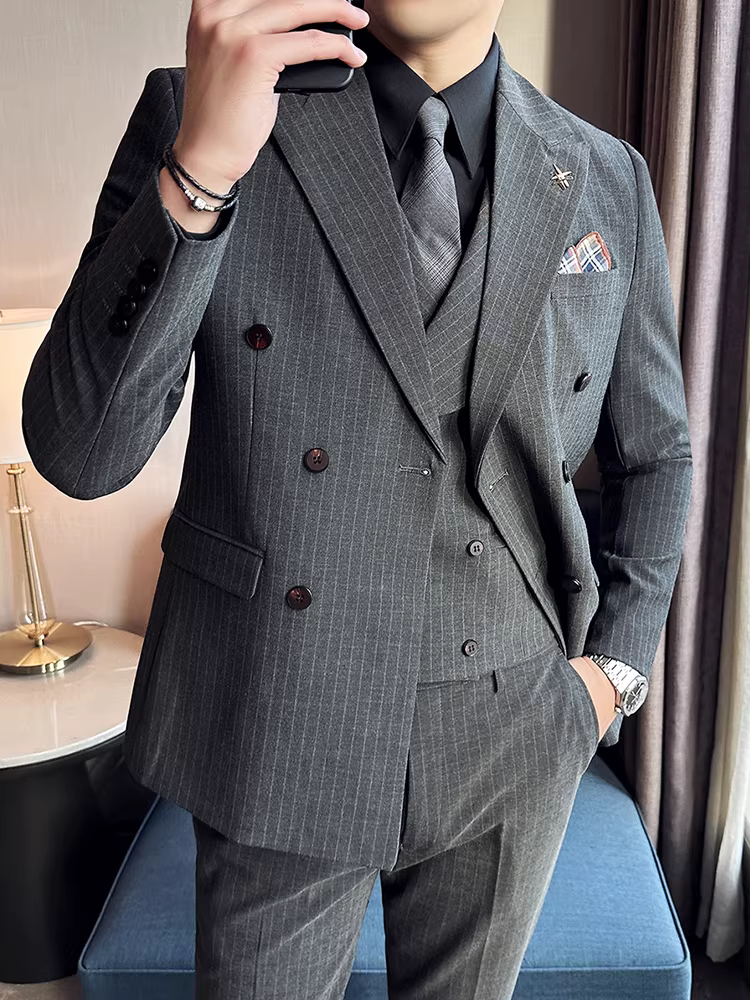 Bộ vest kẻ sọc nam, kiểu dáng lịch lãm, chất liệu dễ chăm sóc, ôm dáng, gồm ba món.