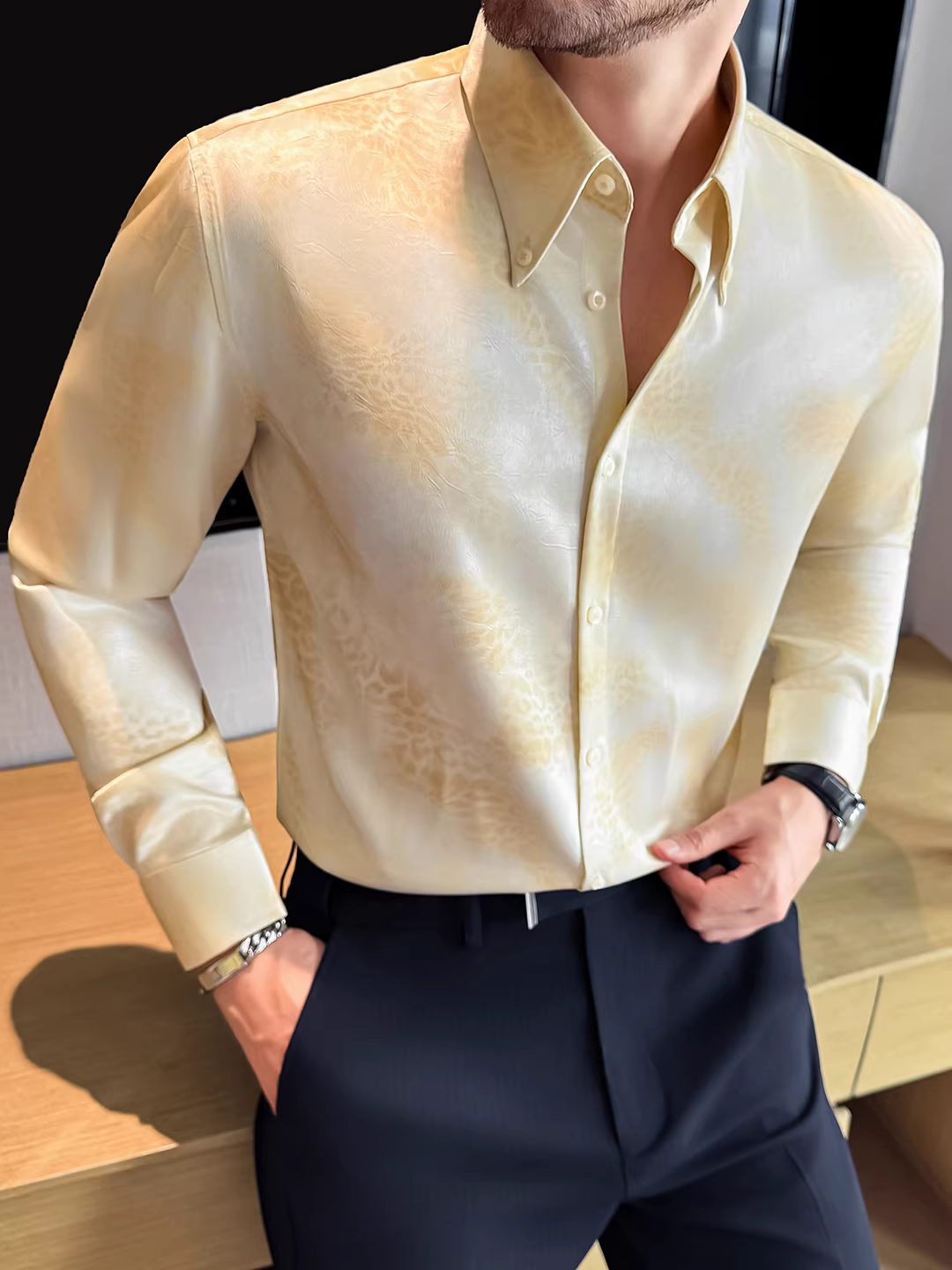 Áo sơ mi dài tay bằng vải satin có cổ nhọn kiểu Pháp dành cho nam, áo sơ mi thường ngày hơi rộng in màu chuyển sắc thời trang cao cấp