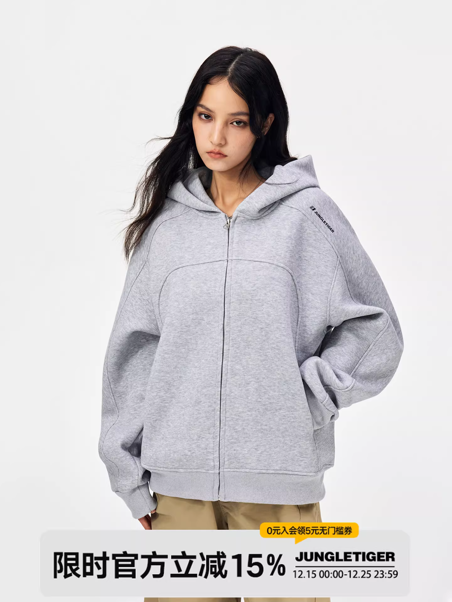 Áo khoác cardigan có mũ trùm đầu kiểu dáng lỏng lẻo phong cách Mỹ, chất liệu dày dặn, kiểu dáng unisex, họa tiết hình hổ rừng được thiết kế theo phong cách deconstructed.