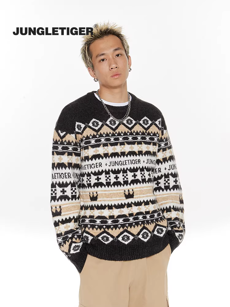 Áo len cặp đôi họa tiết jacquard đỏ mùa thu đông 2025 phong cách dân tộc, dáng rộng, cổ tròn, chất liệu dệt kim dành cho nam và nữ