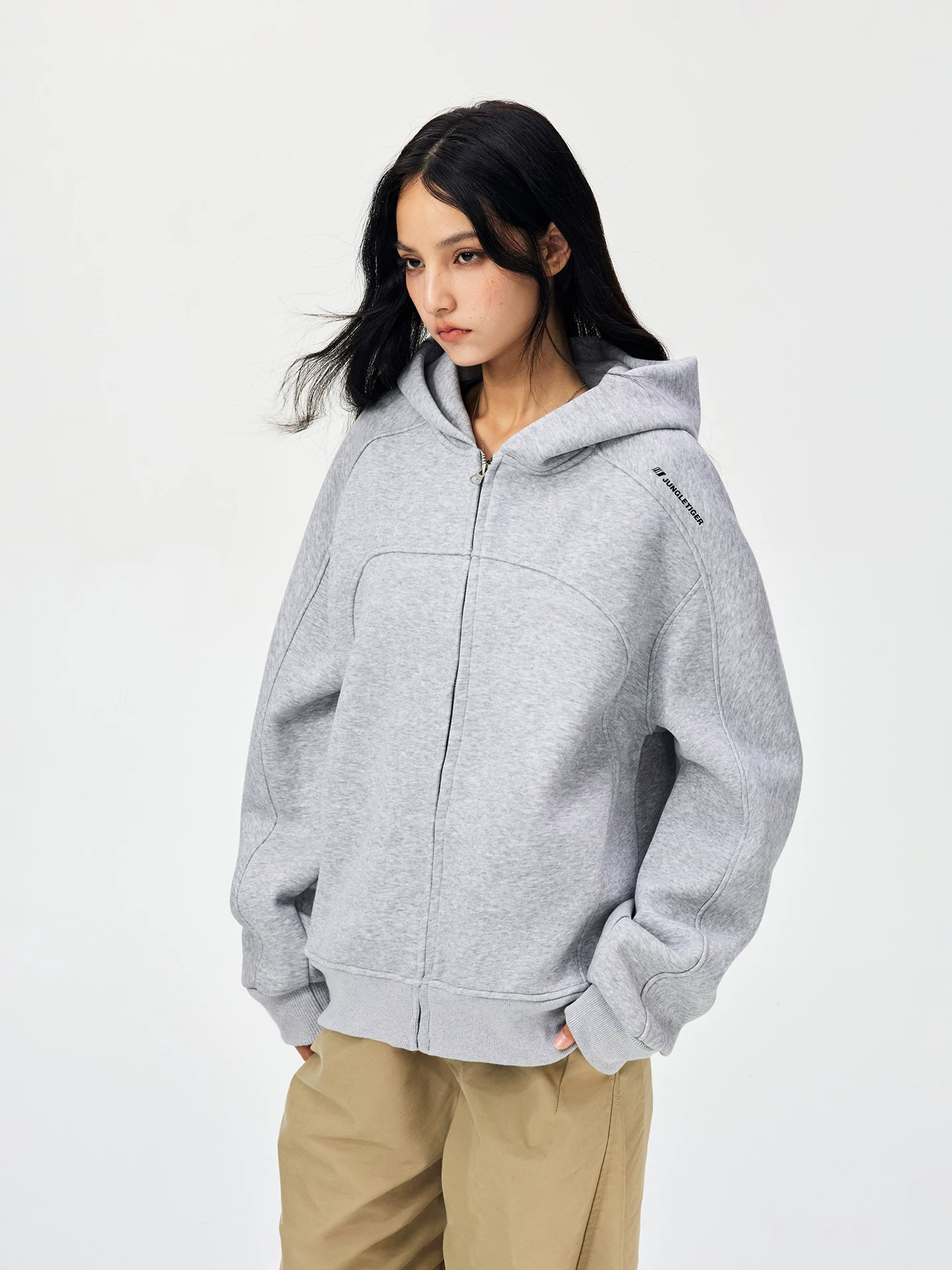 Áo khoác cardigan có mũ trùm đầu kiểu dáng lỏng lẻo phong cách Mỹ, chất liệu dày dặn, kiểu dáng unisex, họa tiết hình hổ rừng được thiết kế theo phong cách deconstructed.