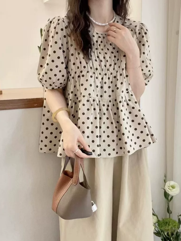 Áo sơ mi babydoll chấm bi kiểu mới hè 2025, dáng rộng, tay bồng xếp ly, giúp thon gọn dành cho nữ cỡ lớn.