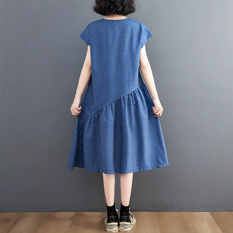 Váy denim Tencel mới mùa hè 2026 dành cho nữ cỡ lớn, thiết kế nghệ thuật và xếp ly tôn dáng.