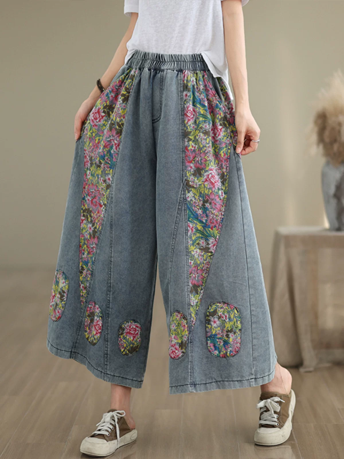 Quần nữ ống rộng, cạp cao, chất liệu denim mỏng, phối họa tiết dân tộc, phong cách retro, dáng rộng, size lớn, mùa hè 2025