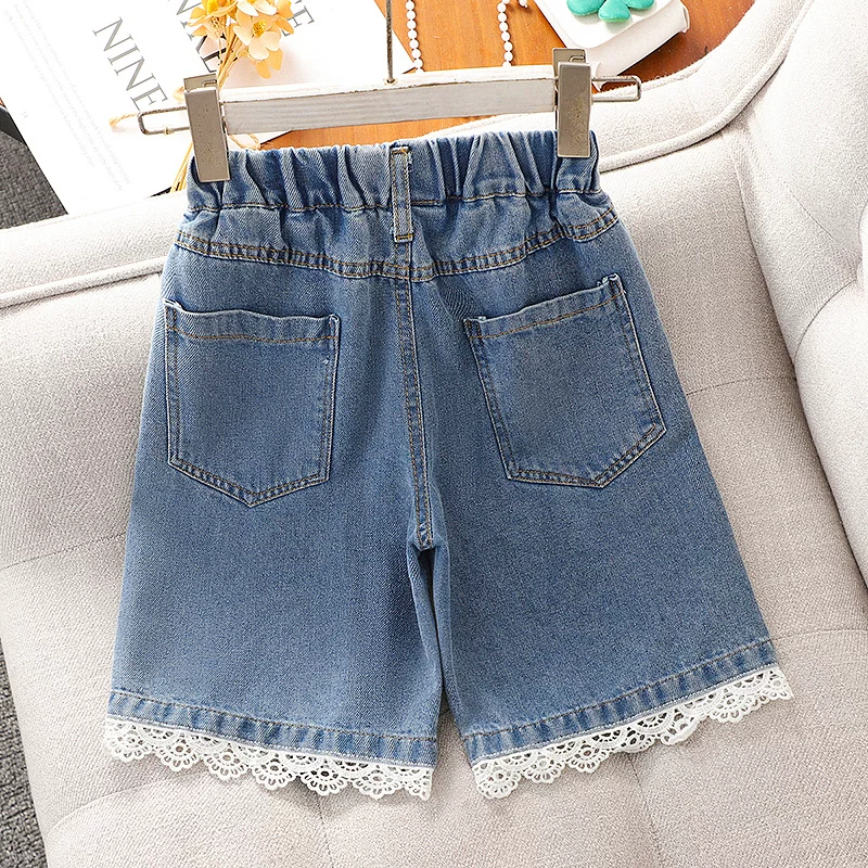 Quần short denim nữ, quần short mùa hè mỏng viền ren dài đến đầu gối, kiểu mới mùa hè 2025, quần dài trung bình phong cách thường ngày dành cho các cô gái lớn tuổi.