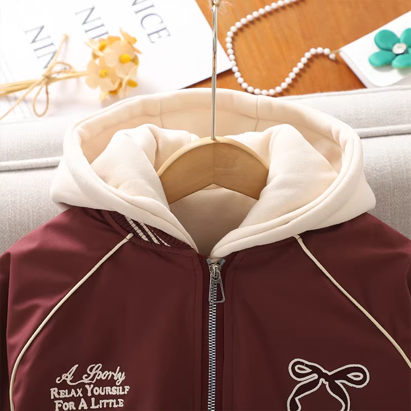 Áo khoác bóng chày có mũ dành cho bé gái, quần áo mùa đông mới 2025, áo khoác dày dặn may chần, quần áo cotton thường ngày mùa thu đông cho trẻ em