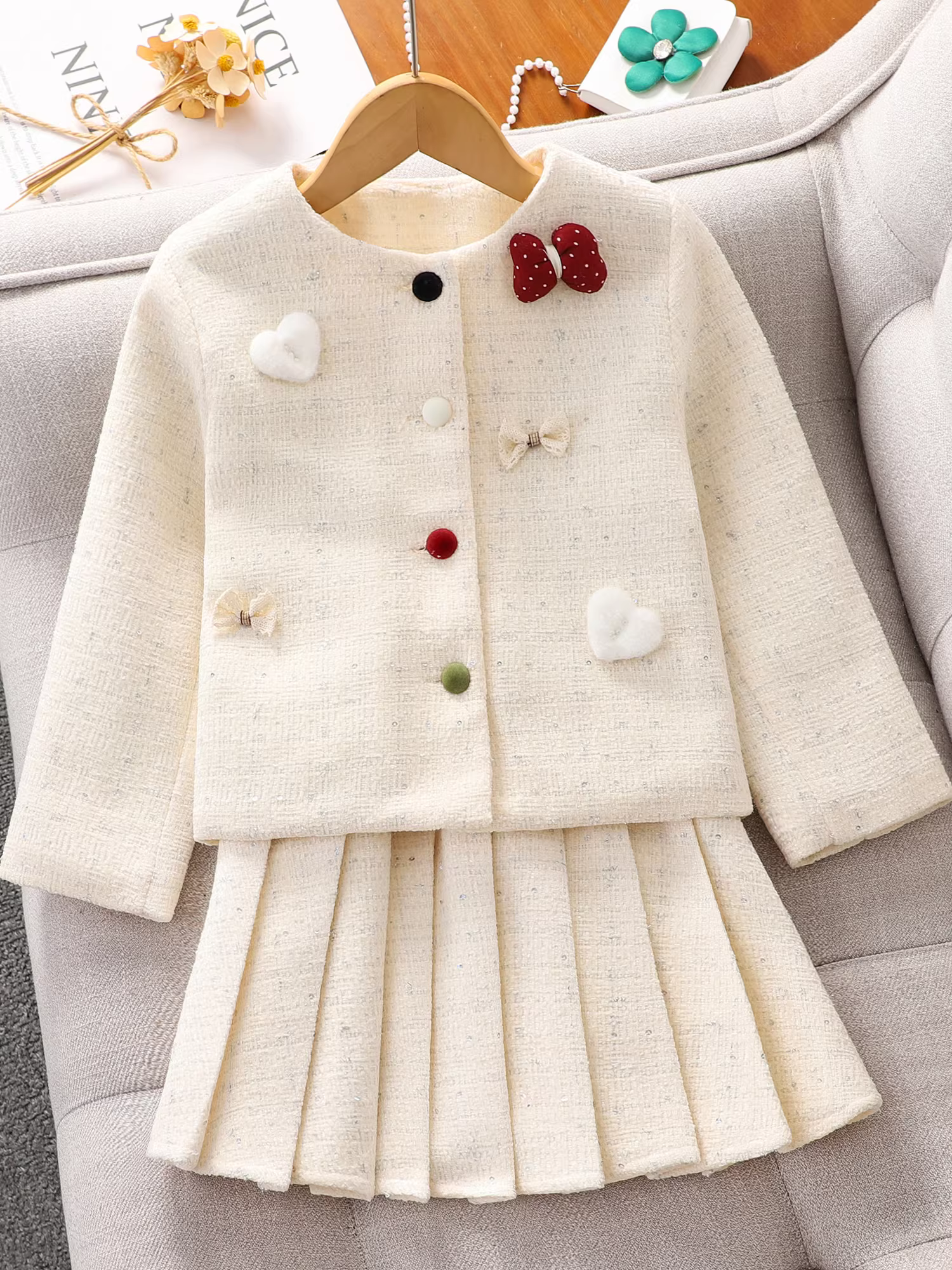 Bộ đồ kiểu Chanel nhỏ nhắn dành cho bé gái, váy xếp ly dày màu đỏ may chần bông dành cho trẻ em, bộ hai mảnh dành cho mùa thu đông, trang phục năm mới.