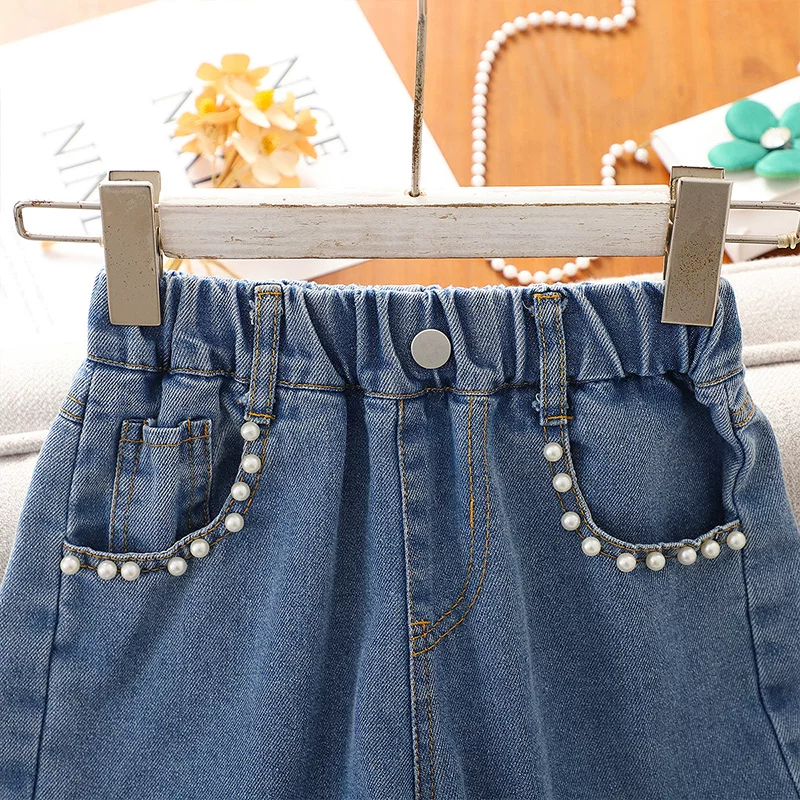 Quần short denim nữ, quần short mùa hè mỏng viền ren dài đến đầu gối, kiểu mới mùa hè 2025, quần dài trung bình phong cách thường ngày dành cho các cô gái lớn tuổi.