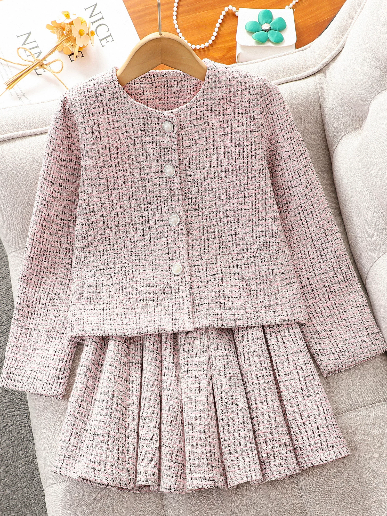 Bộ đồ nữ xuân thu 2025 kiểu mới áo khoác trẻ em phong cách Chanel nhỏ nhắn, chân váy xếp ly phong cách Hàn Quốc hai mảnh dành cho bé gái