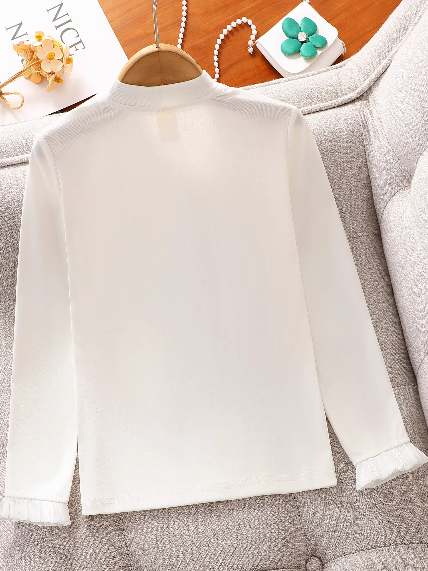 Áo thun trắng cơ bản cho bé gái, trang phục mùa thu cho bé gái lớn hơn, kiểu Hàn Quốc, áo kiểu giản dị, áo thun dài tay trẻ em mới mùa xuân thu 2025