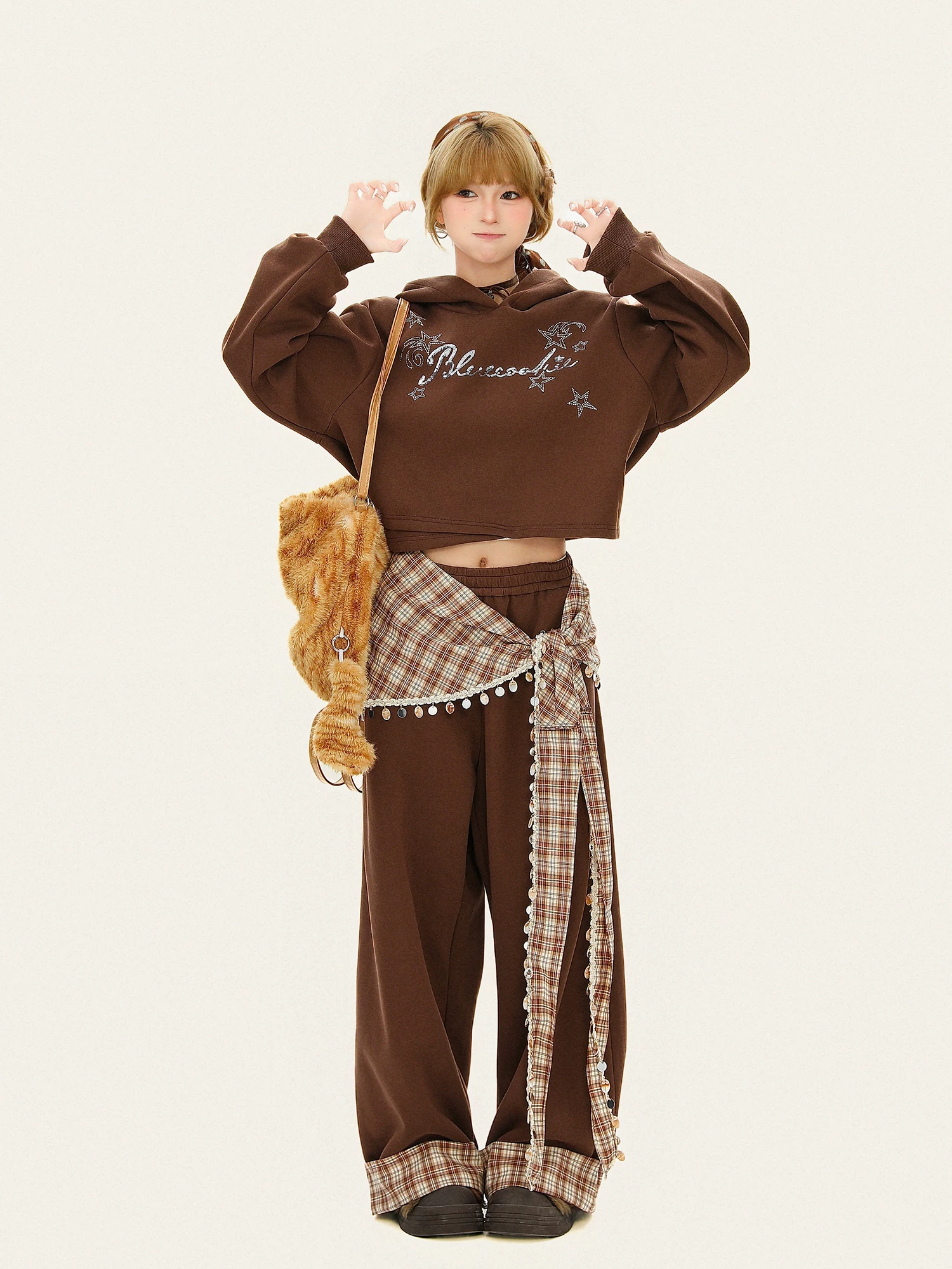 Áo hoodie nữ phối đá pha lê in chữ thời trang, thiết kế thu đông, kiểu dáng rộng, ngắn tay.