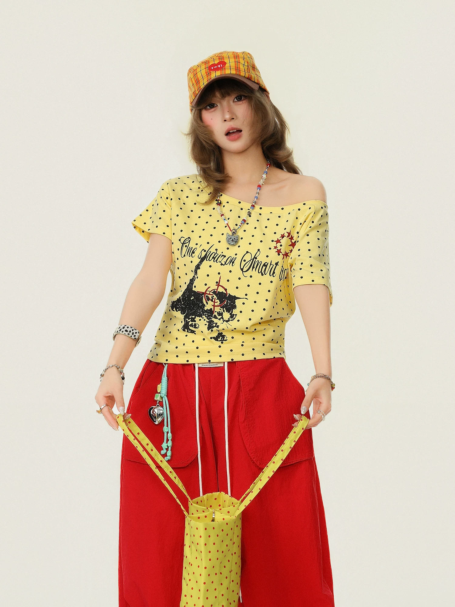 Áo thun ngắn tay Bulu Biscuit Fun Cat Print Polka Dot cổ bất đối xứng lệch vai dành cho nữ, áo thun mùa hè dáng rộng thông thường đa năng.