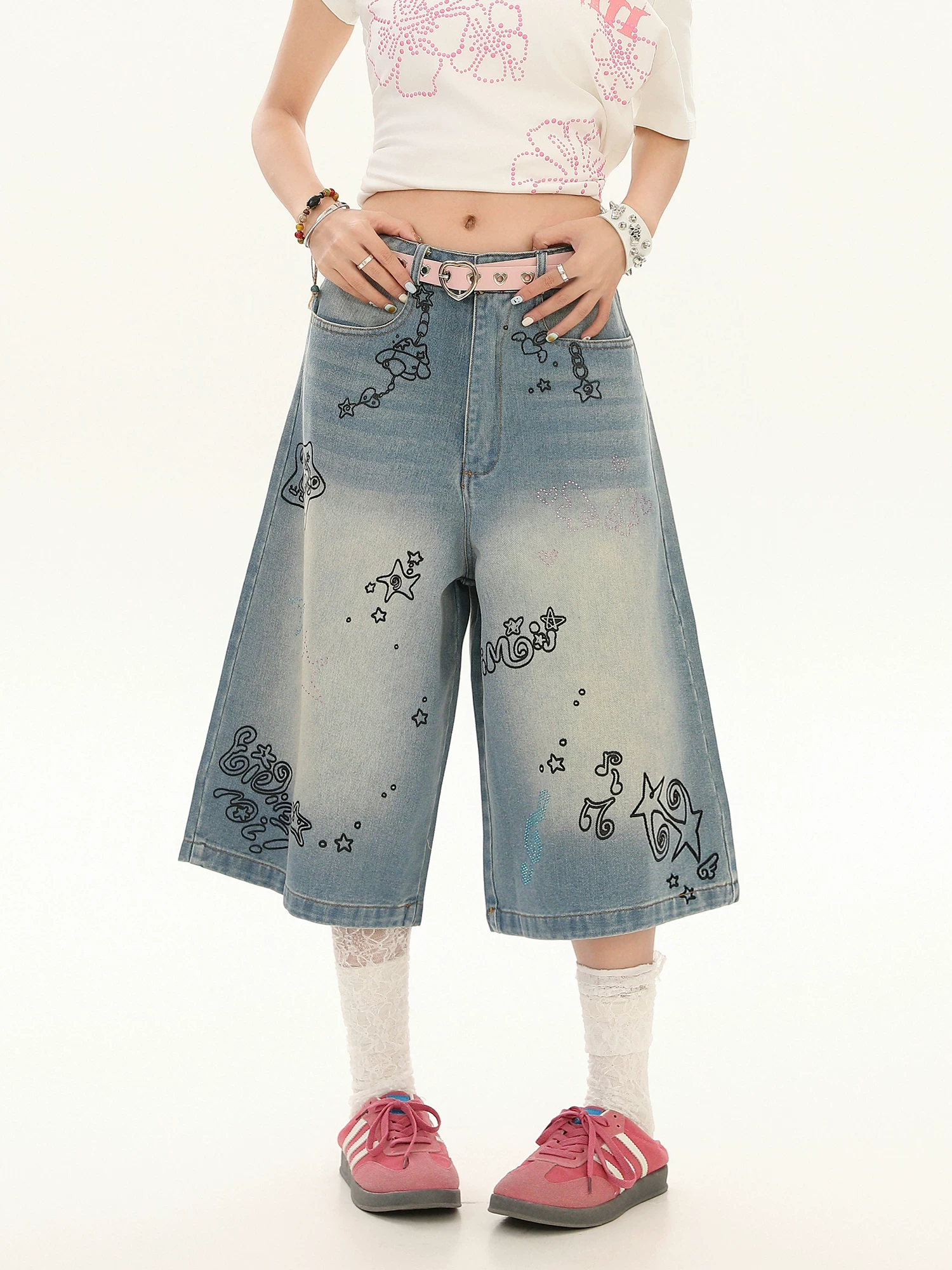 Quần short denim in chữ graffiti hợp thời trang dành cho nữ, quần ống rộng dáng suông rộng rãi mùa hè.