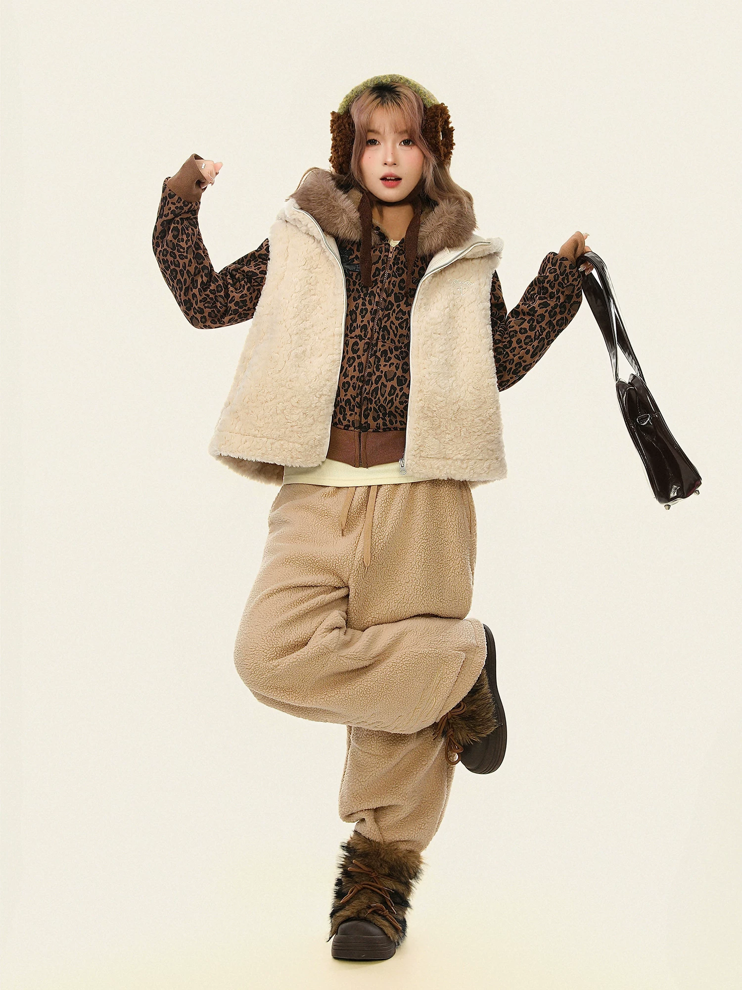 Bulu Biscuit American Retro Lamb Wool Layered Áo khoác có mũ trùm đầu dành cho nữ Áo khoác cotton ấm áp mùa đông có lông thú dành cho nữ.