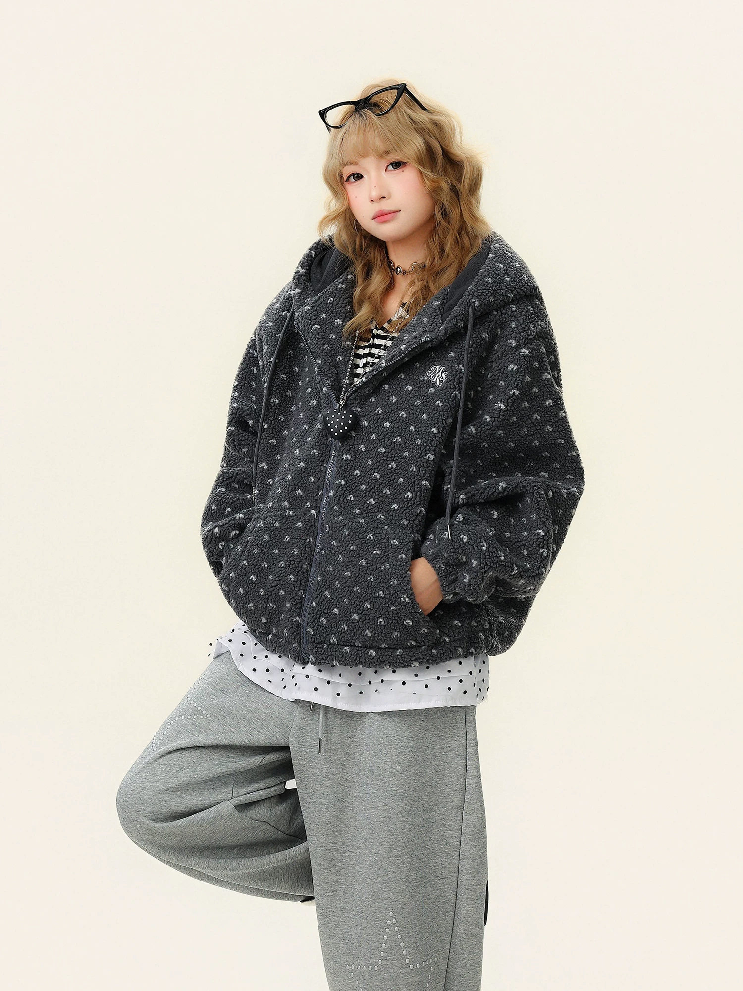 Áo khoác cotton có mũ trùm đầu, lót lông cừu, in họa tiết chấm bi dành cho nữ, kiểu dáng rộng rãi, phong cách thường ngày, hợp thời trang mùa thu đông.