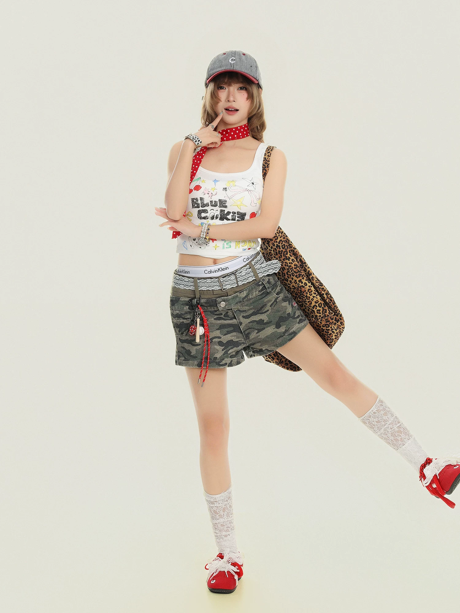 Áo camisole vintage họa tiết graffiti thời thượng và vui nhộn dành cho nữ, áo ngắn ôm dáng ngọt ngào và cá tính mùa hè.