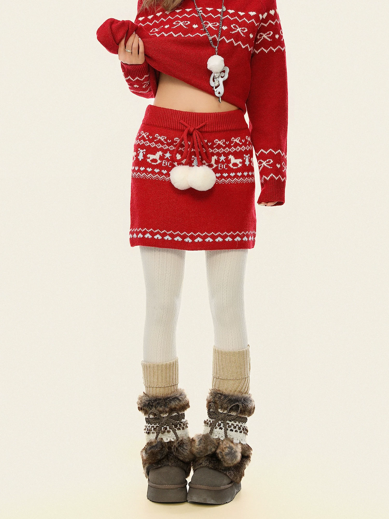 Váy dệt kim màu đỏ mang không khí Giáng sinh ngọt ngào dành cho nữ, váy ngắn ôm sát dáng chữ H eo cao kiểu Fair Isle giúp thon gọn vóc dáng.