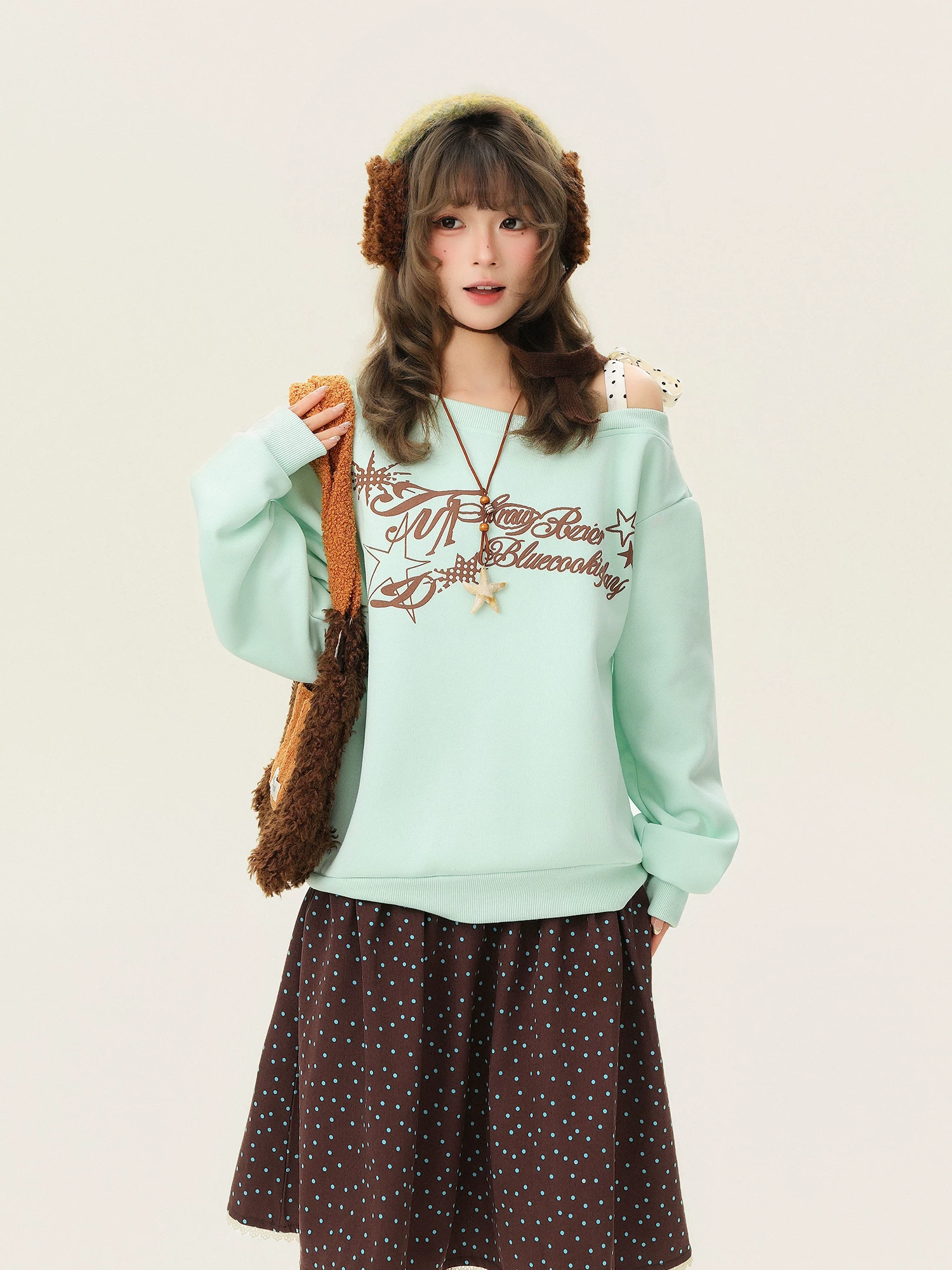 Áo sweatshirt nữ in chữ phối màu lấy cảm hứng từ dopamine, kiểu dáng rộng rãi, thoải mái mùa xuân 2026.