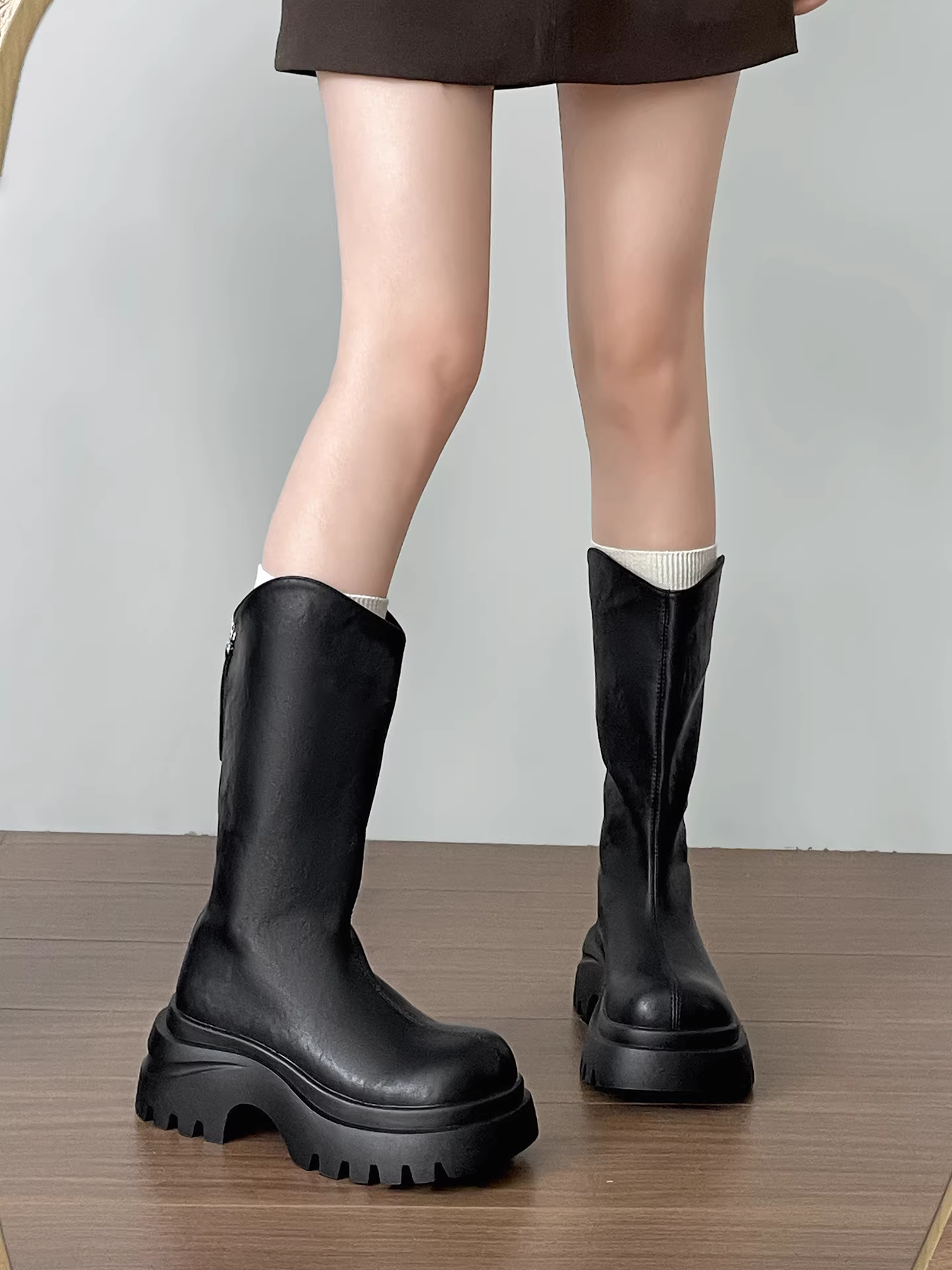 Giày bốt nữ đế dày phong cách Anh cổ điển màu đen, kiểu bốt đến giữa bắp chân, kiểu thu đông 2025 mới, giày bốt đa năng phối chân váy