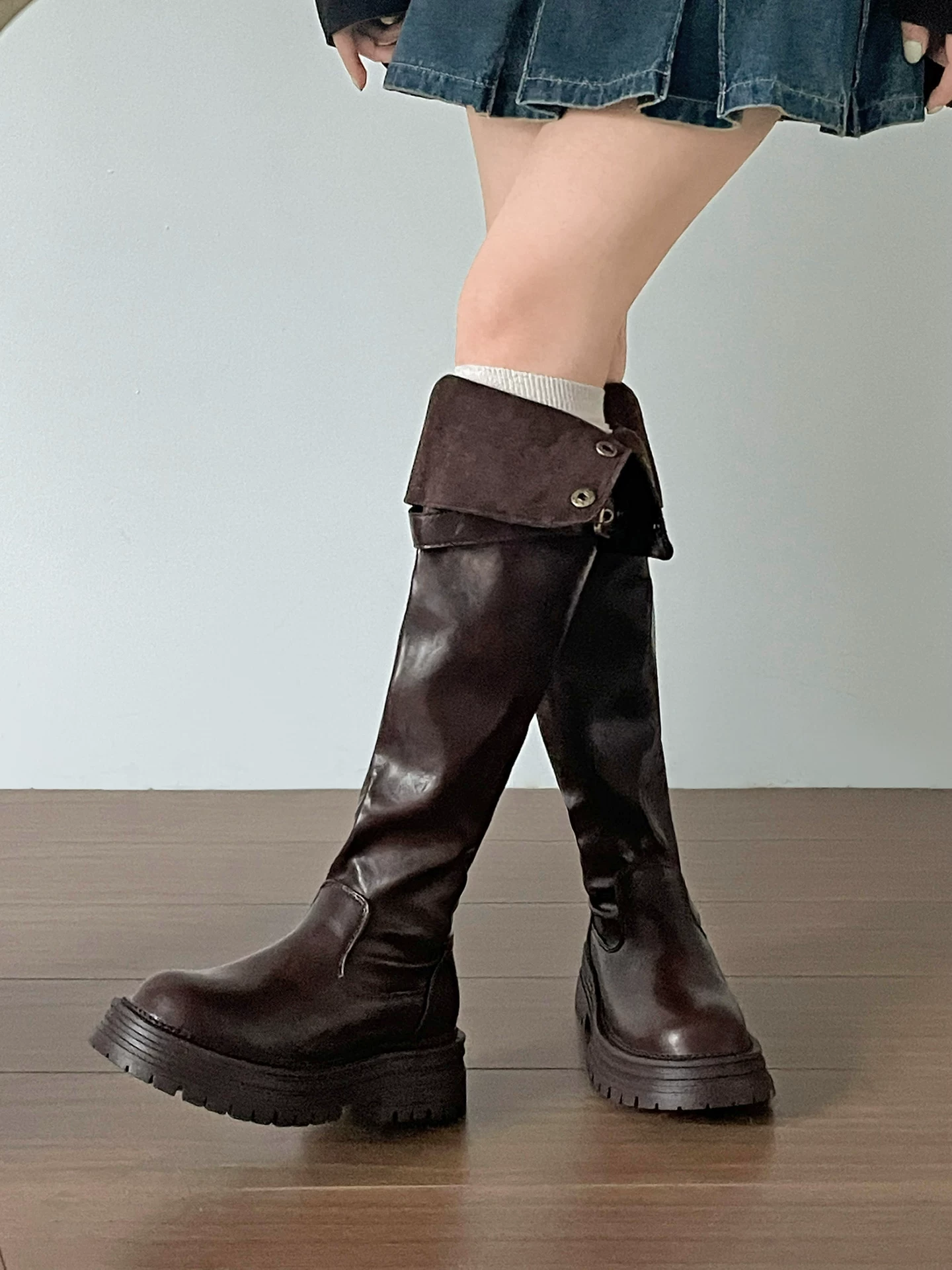 Giày bốt cao quá đầu gối đế dày gót thô màu nâu Melard dành cho nữ, kiểu dáng thu đông 2025 mới, dành cho người nhỏ nhắn, giúp tăng chiều cao và thon gọn.