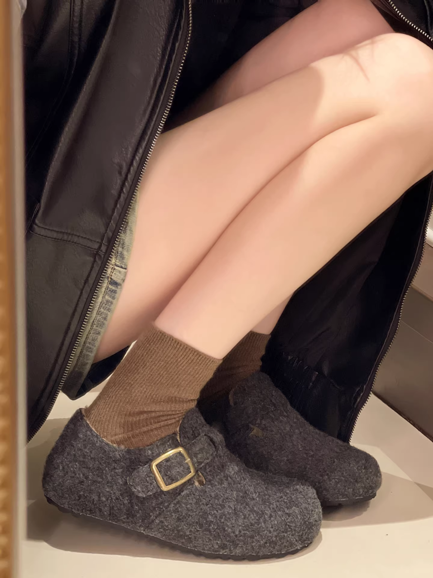 Giày Birkenstock đế dày màu nâu cổ điển, che kín toàn bộ bàn chân dành cho nữ, kiểu thu đông 2025 mới, phối cùng chân váy, giày cotton lót lông cừu.