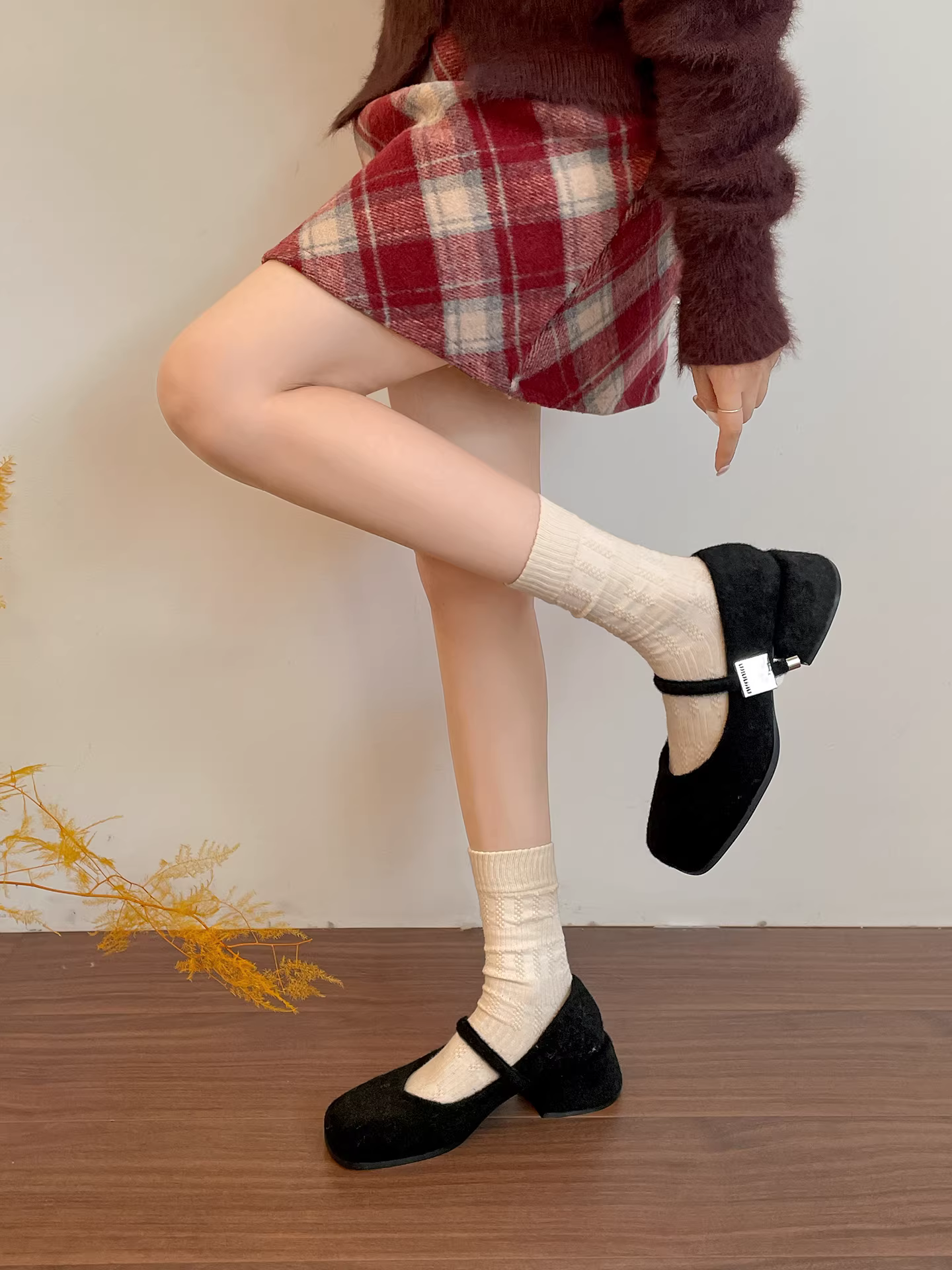 Giày Mary Jane đế thô, mũi vuông, lót lông mềm mại dành cho nữ, kiểu dáng thu đông mới 2025, phối cùng chân váy, giày lông phong cách Pháp tăng chiều cao.