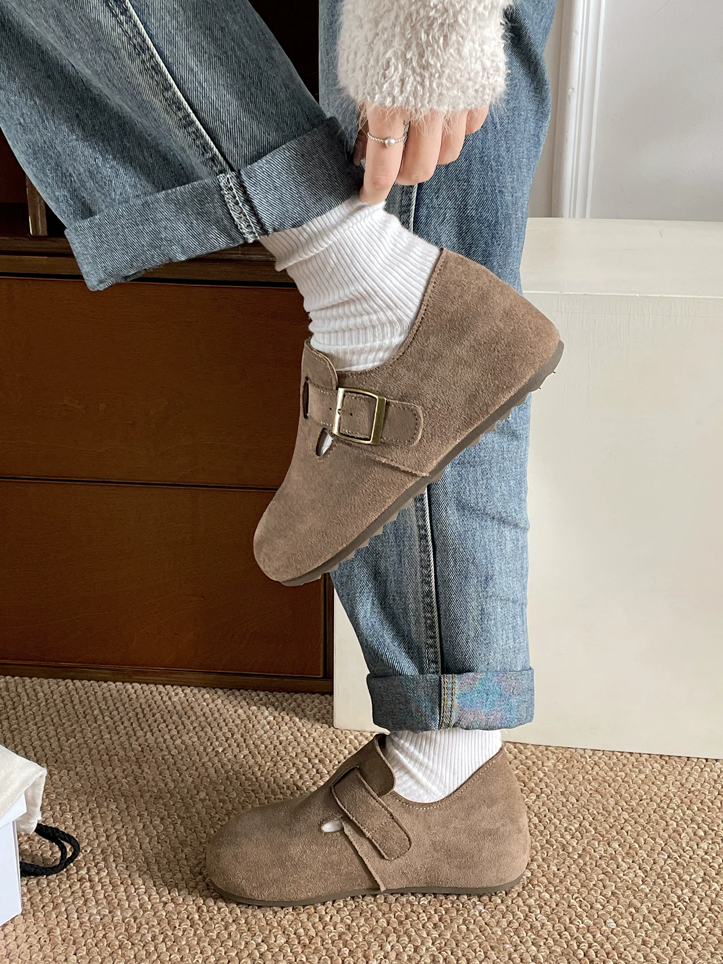 Giày đế dày kiểu Birkenstock màu vàng cổ điển dành cho nữ, mẫu thu đông 2025 mới, phối cùng chân váy, giày tăng chiều cao.