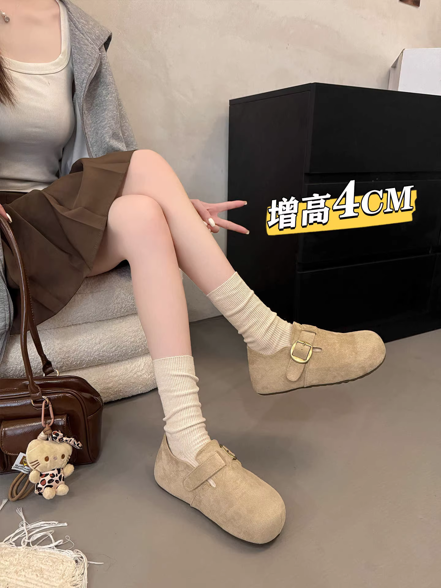 Giày Birkenstock đế dày, cổ cao, kiểu cổ điển màu trắng dành cho nữ, giày bông lót lông cừu giữ ấm mùa thu đông 2025, phối hợp với chân váy.