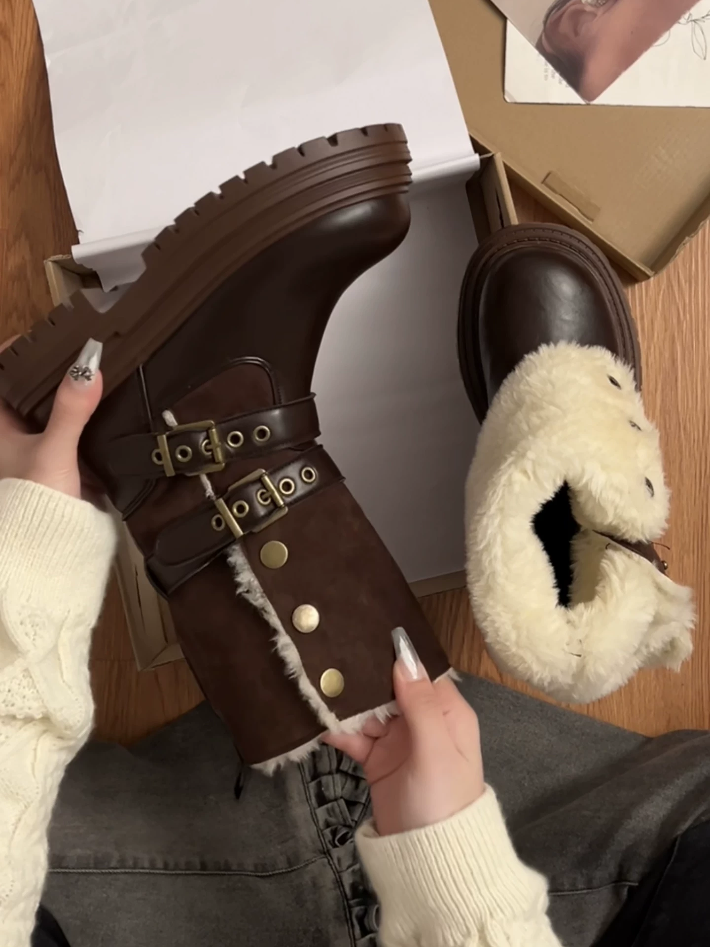 Giày bốt Martin đế dày lót lông phong cách Anh cổ điển màu nâu dành cho nữ, mẫu mới mùa đông 2025, giữ ấm và dày dặn, kiểu ngắn đi tuyết.