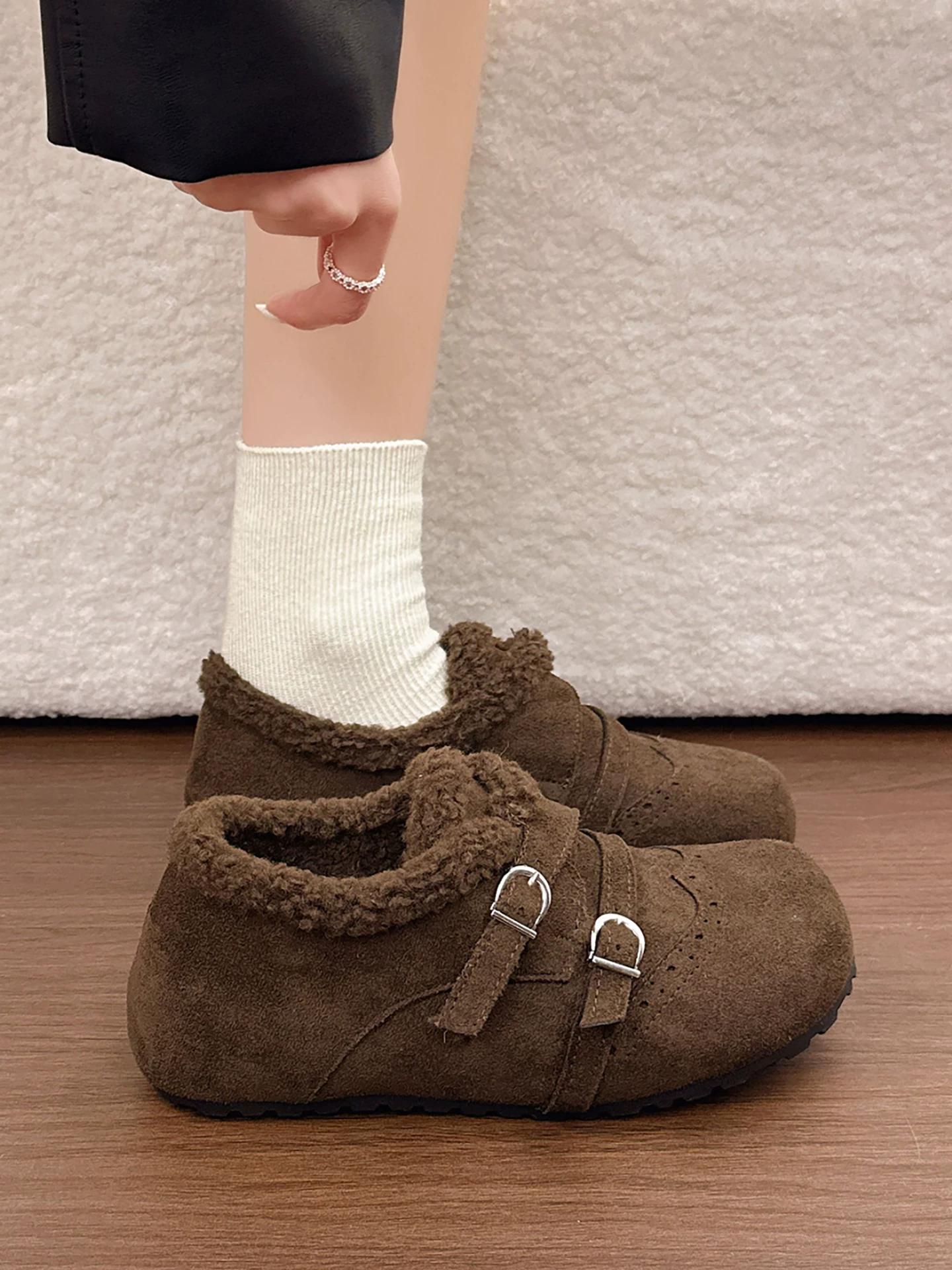 Giày bông đi tuyết đế dày, lót lông cừu, chống trơn trượt dành cho nữ, kiểu dáng mùa đông mới 2025, tăng chiều cao, ấm áp, kiểu retro Birkenstock.