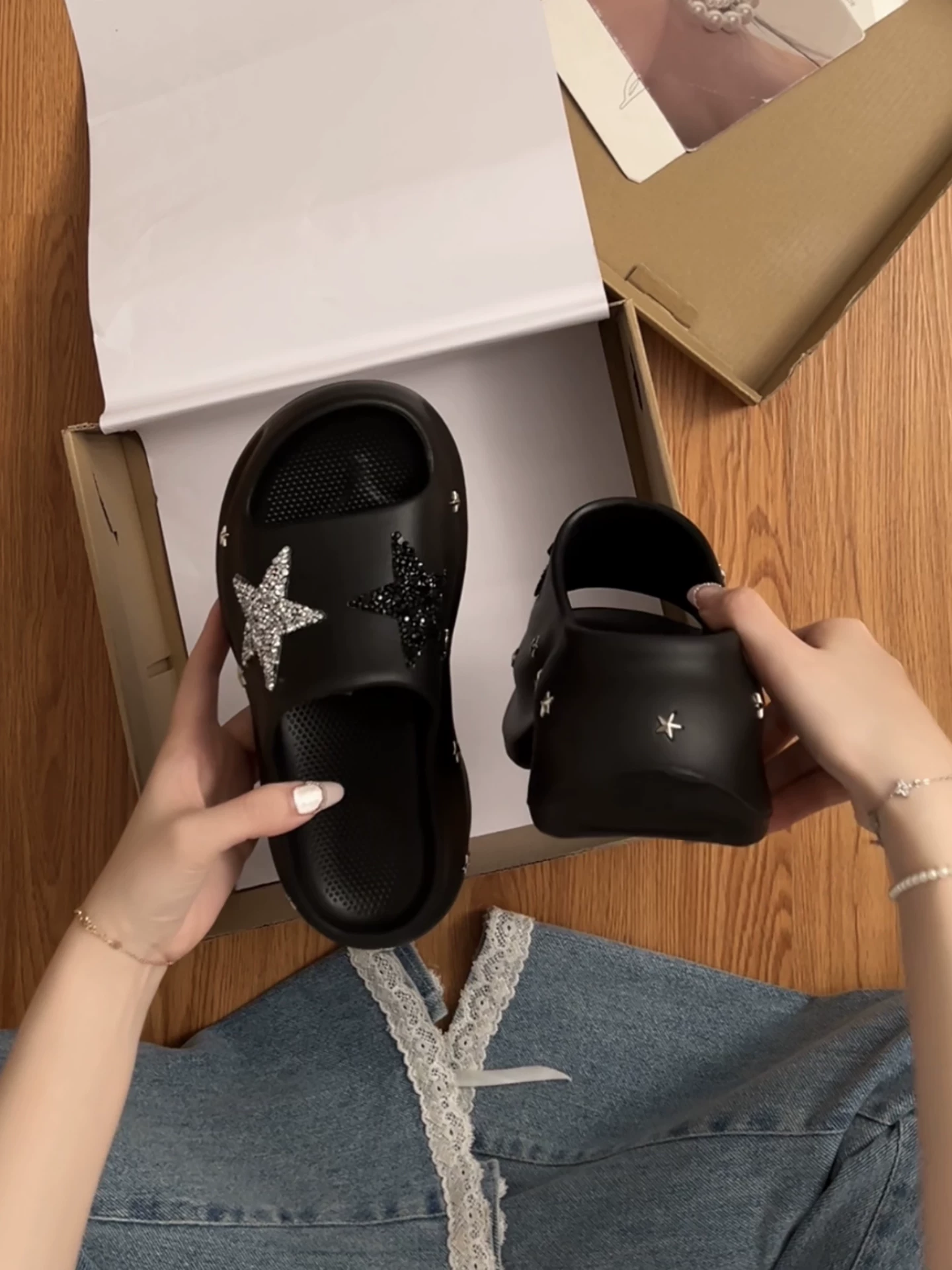 Dép quai ngang đế dày màu đen thời trang dành cho nữ, kiểu mới hè 2025, thích hợp phối cùng váy, dép kiểu Pháp thoải mái.