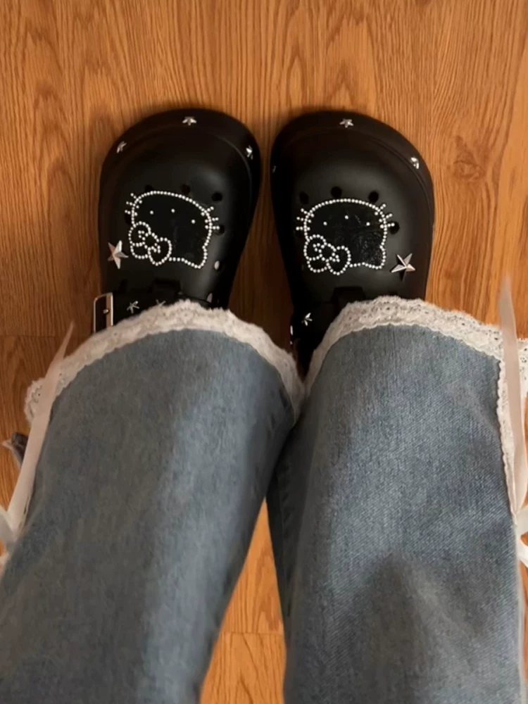 Dép clog nữ đế dày chống trơn họa tiết hoạt hình, mẫu mới hè 2025, đi ngoài trời, tăng chiều cao, đế êm, kiểu kín mũi.