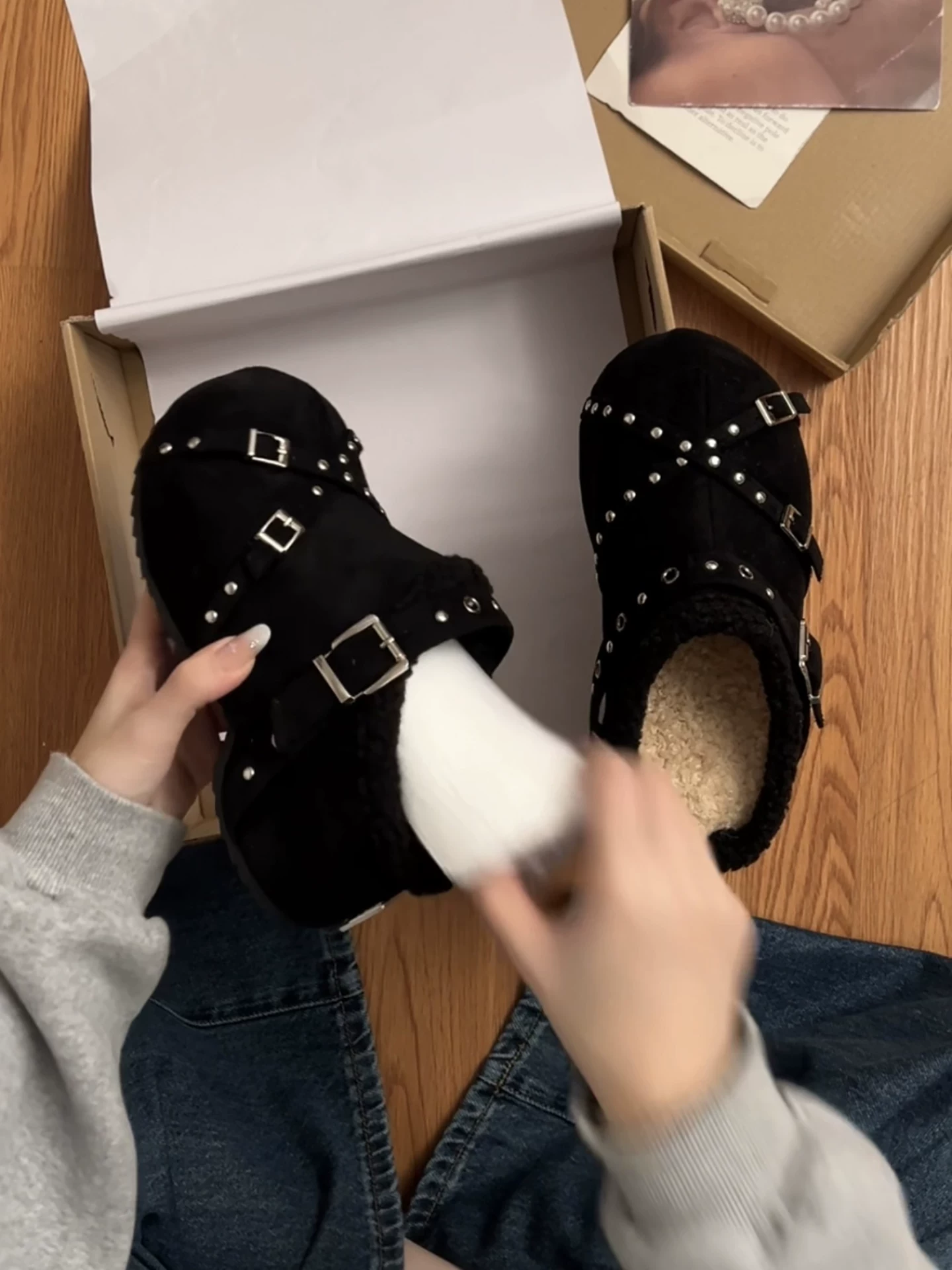 Giày Birkenstock đế dày lót lông cừu đen giữ ấm dành cho nữ, mẫu mới mùa đông 2025, đi ngoài trời, tăng chiều cao, dép bông mềm mại