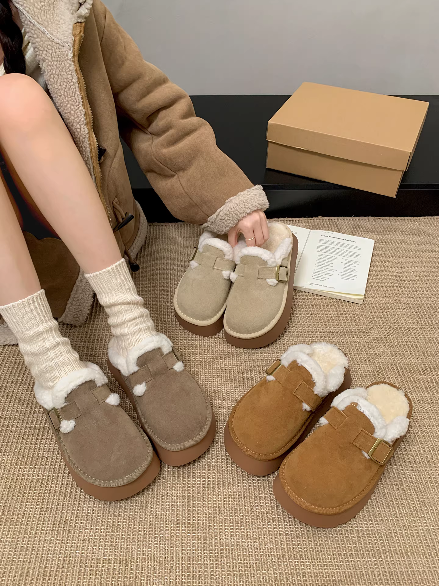 Đôi dép lông mềm dày đế cao cổ điển màu nâu dành cho nữ, mẫu mới mùa đông 2025, giữ ấm, đi ngoài trời, chống trơn trượt, kiểu Birkenstock, chất liệu cotton