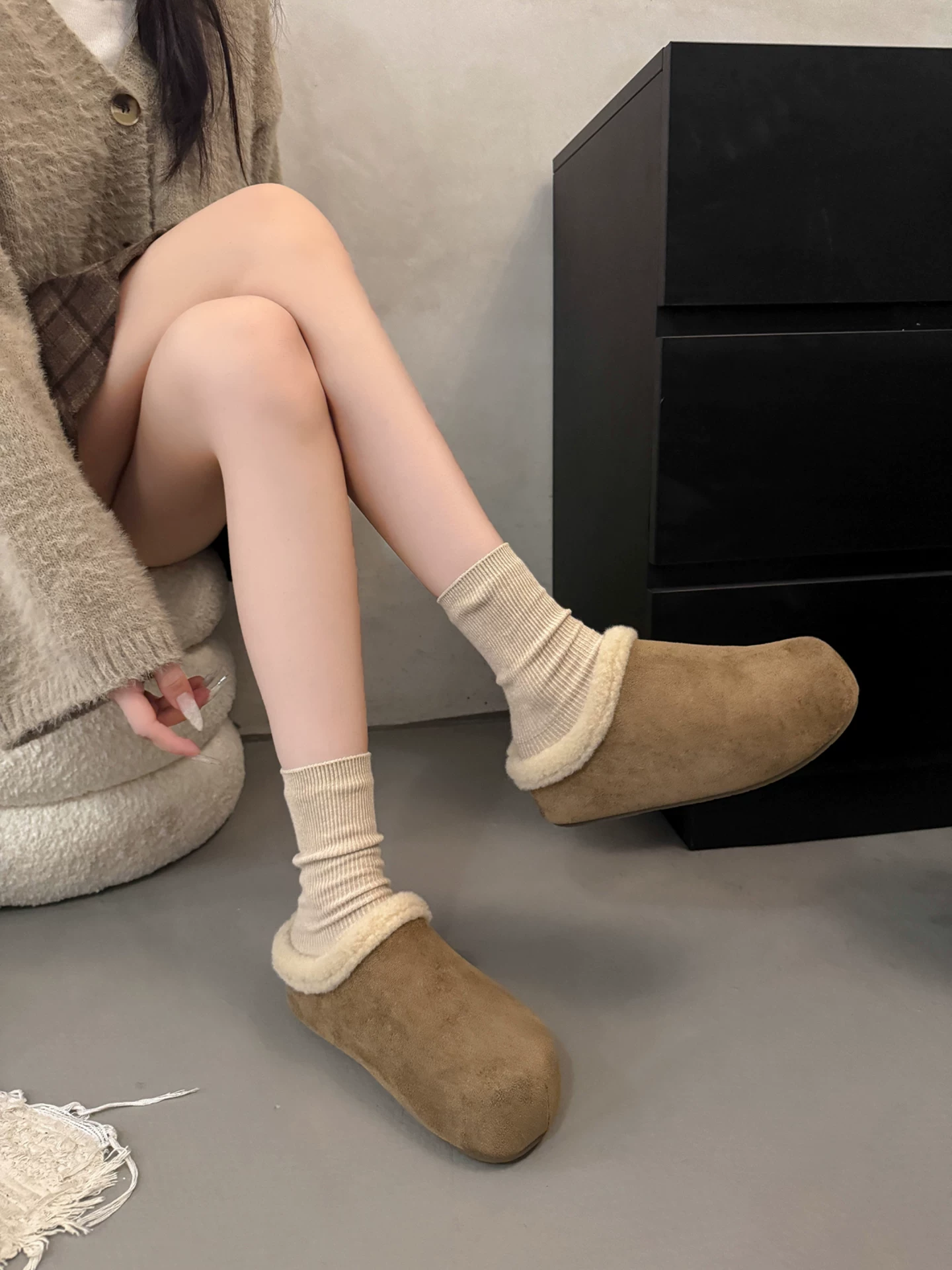 Giày dép lông cừu dày màu nâu kiểu retro đế xuồng dành cho nữ, thích hợp đi ngoài trời, dép bông kiểu Birkenstock giữ ấm mùa đông mới năm 2025.