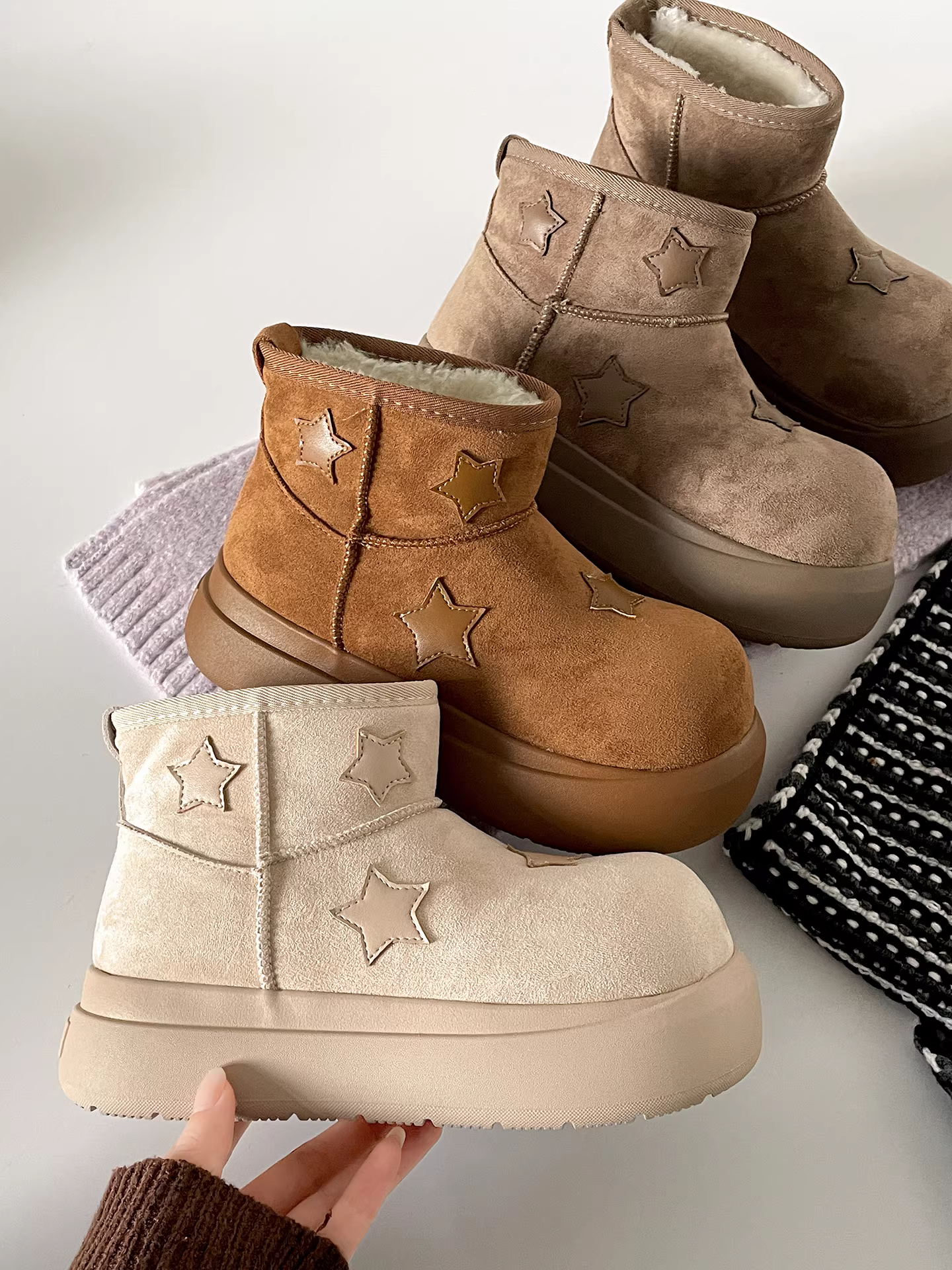 Giày bốt tuyết đế dày chống trơn màu trắng cổ điển dành cho nữ, kiểu dáng mùa đông mới 2025, lót lông cừu và dày dặn để giữ ấm.