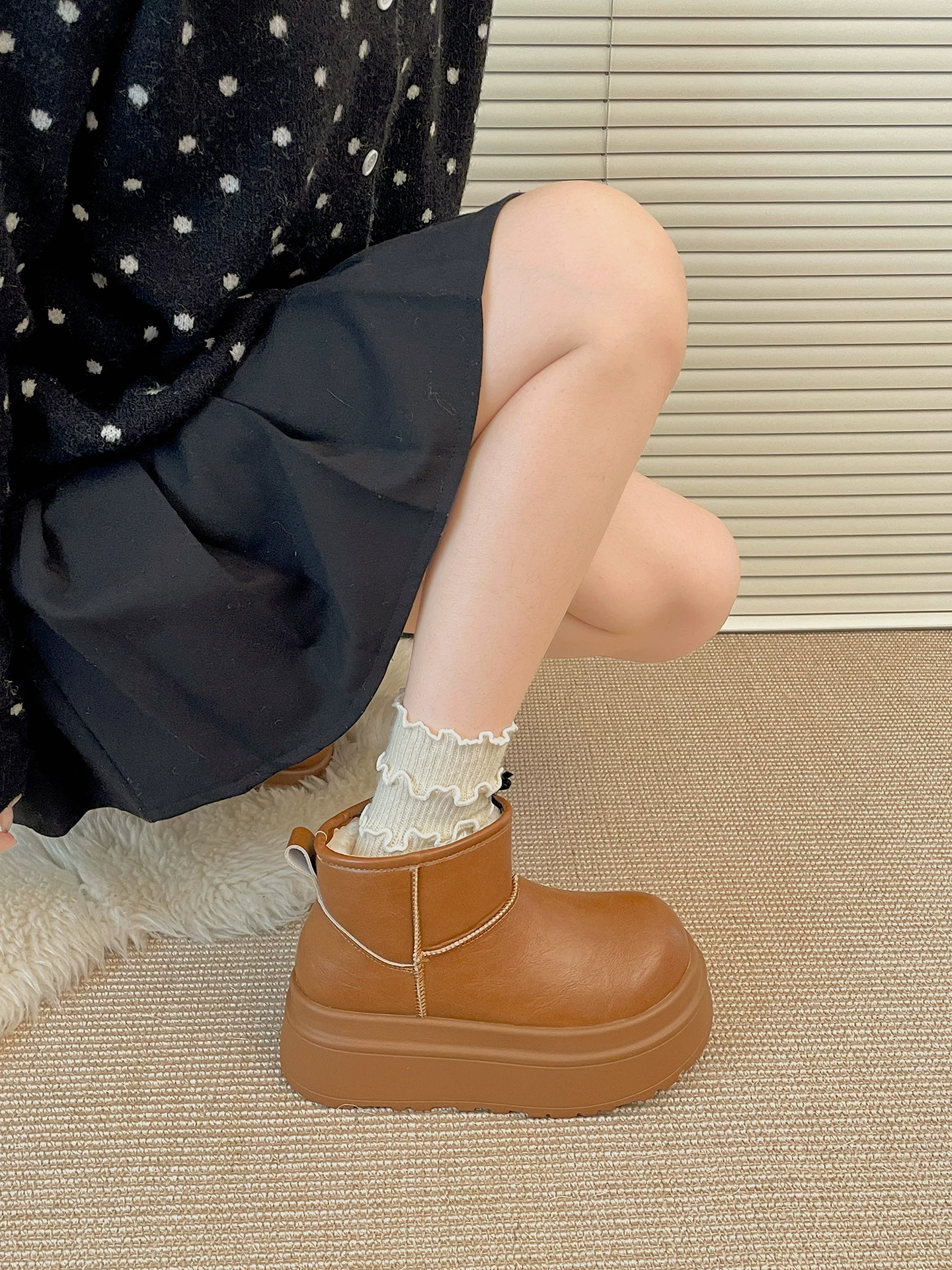 Giày bốt tuyết đế dày kiểu Pháp màu nâu cổ điển dành cho nữ, mẫu mới mùa đông 2025, giữ ấm khi đi ngoài trời, chất liệu cotton Đông Bắc.