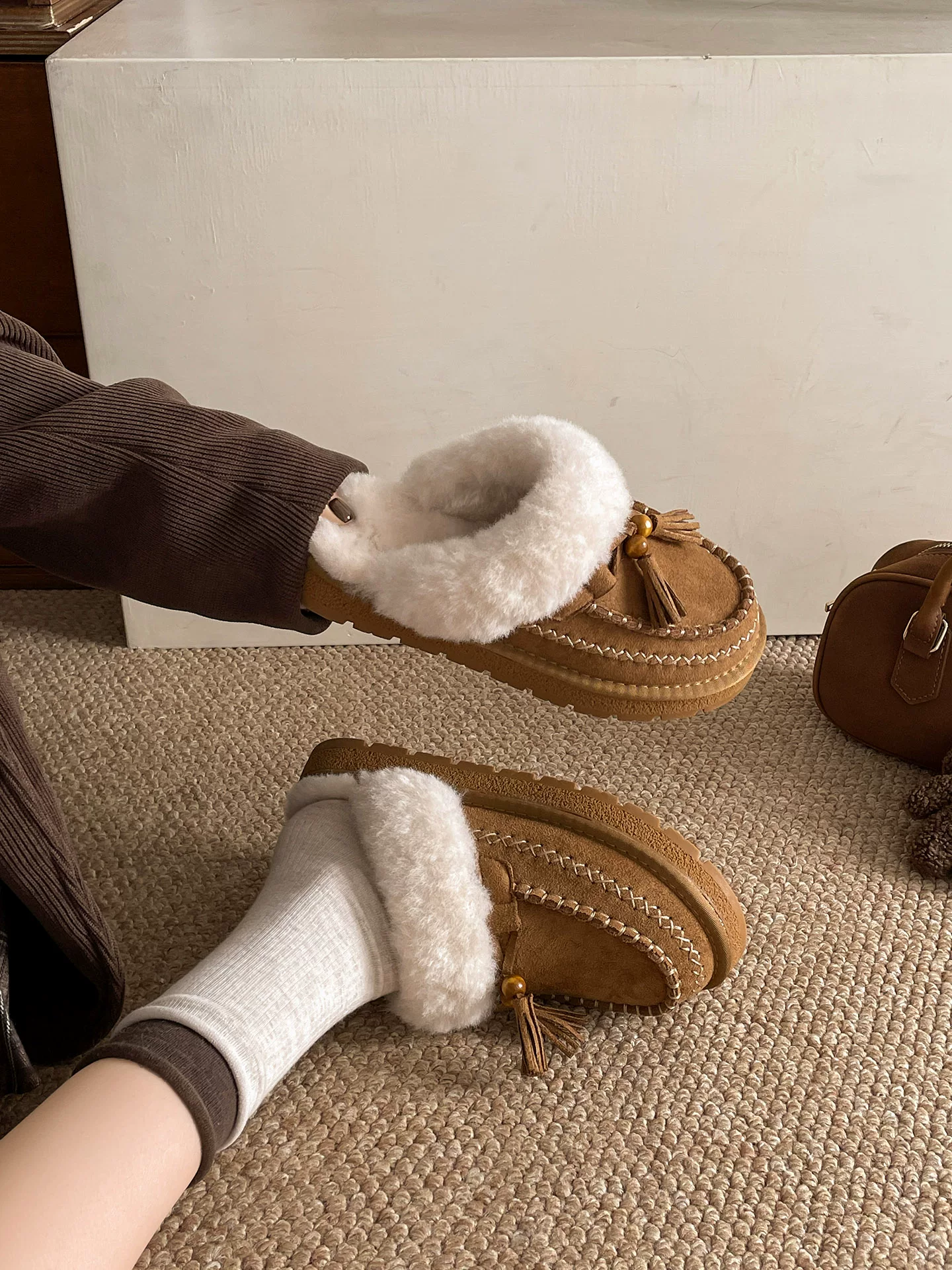 Dép bông đế dày kiểu retro màu trắng dành cho nữ, thích hợp để mang ngoài trời, dép bông kiểu Birkenstock ấm áp và dày dặn mới mùa thu đông 2025.