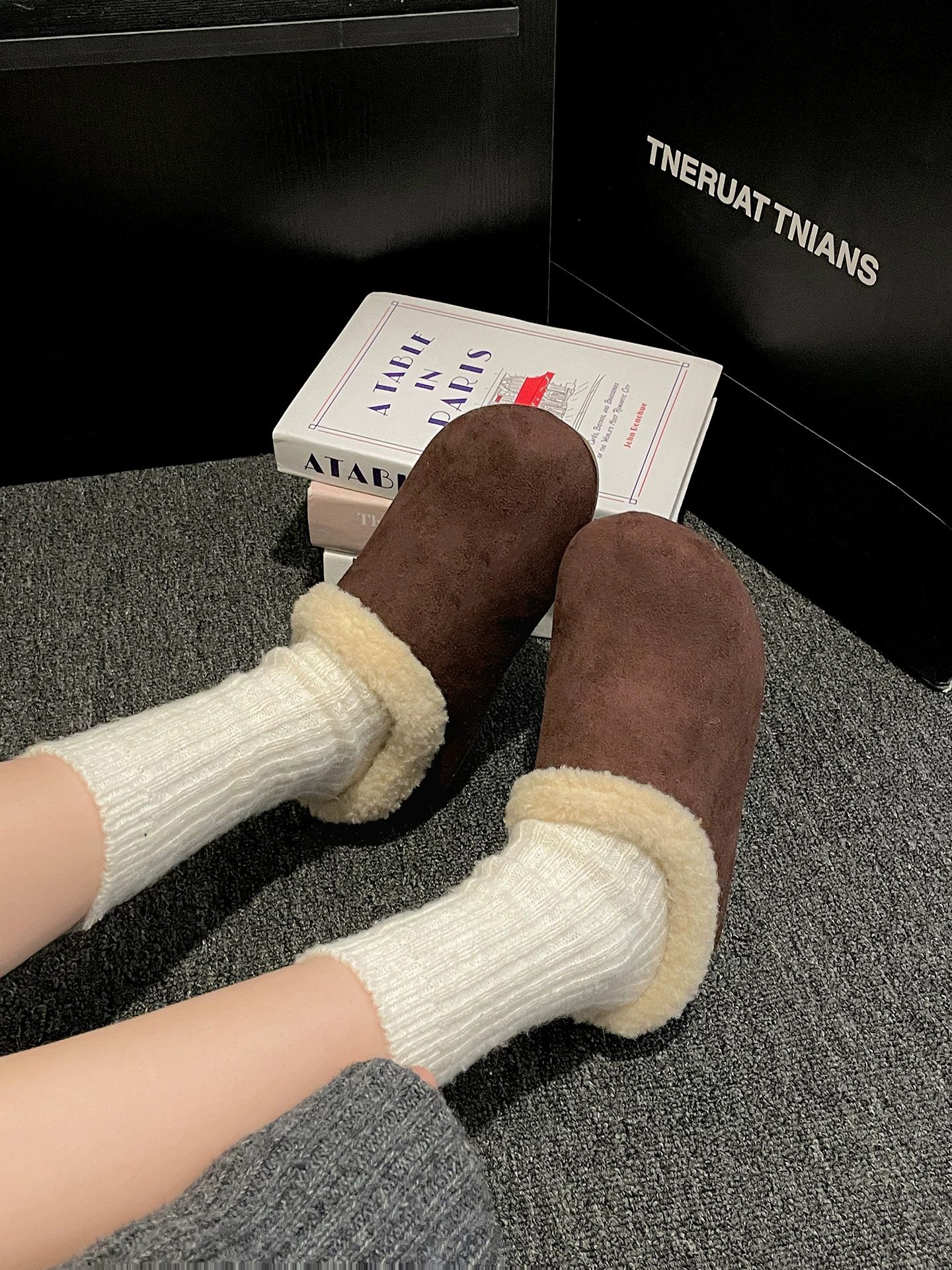 Đôi dép lê nữ kiểu Pháp cổ điển, đế dày, lót lông mềm mại, thích hợp đi ngoài trời, mẫu mới mùa đông 2025, kiểu Birkenstock, chất liệu cotton giữ ấm.