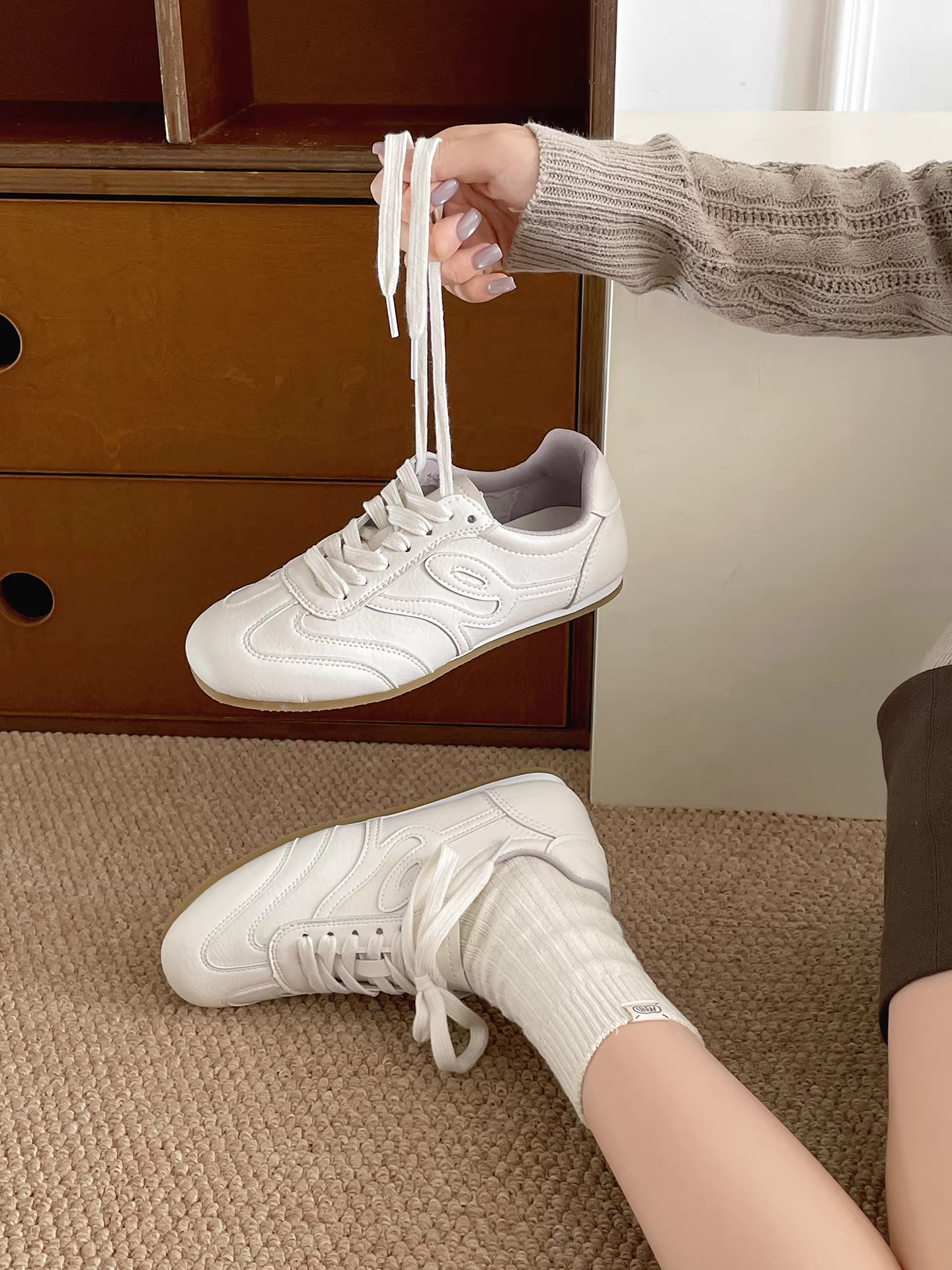 Giày thể thao đế dày tăng chiều cao kiểu retro trắng phổ biến dành cho nữ, giày thể thao đế mềm mùa thu mới 2025.