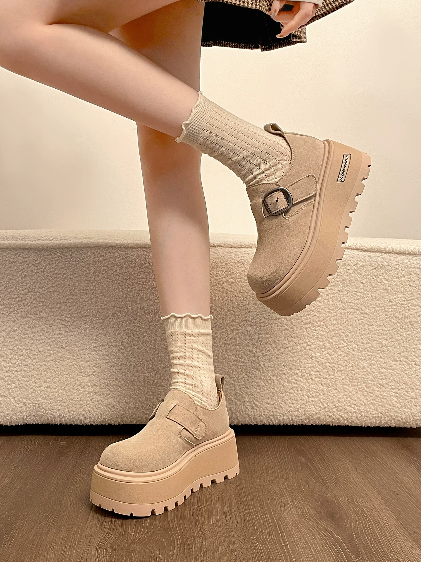 Giày Birkenstock đế dày, kiểu dáng cổ điển, đa năng, ôm chân dành cho nữ, kiểu mới mùa đông 2025, phối cùng chân váy, chống trơn, tăng chiều cao.