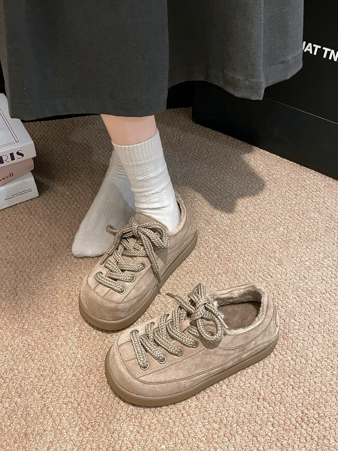 Giày bông giữ ấm lót lông cừu dày đế cao mùa đông 2025 kiểu mới dành cho nữ, đế mềm tăng chiều cao, kiểu Birkenstock lông xù