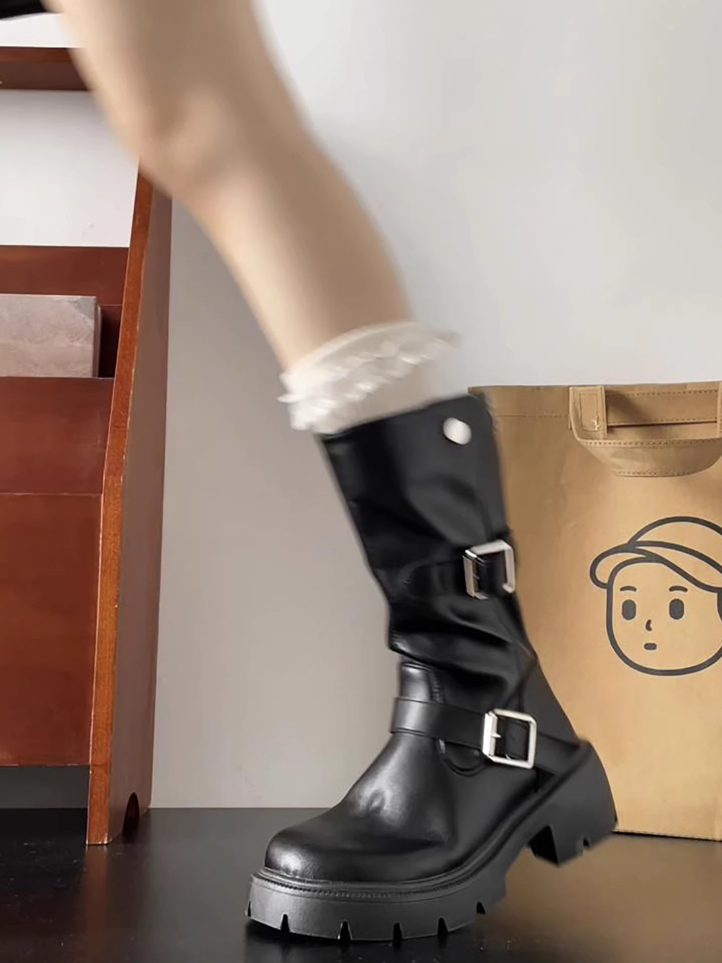 Giày bốt Martin đế dày cổ điển màu đen dành cho nữ, kiểu dáng Anh quốc mới mùa thu đông 2025, kiểu dáng ôm sát giữa bắp chân.